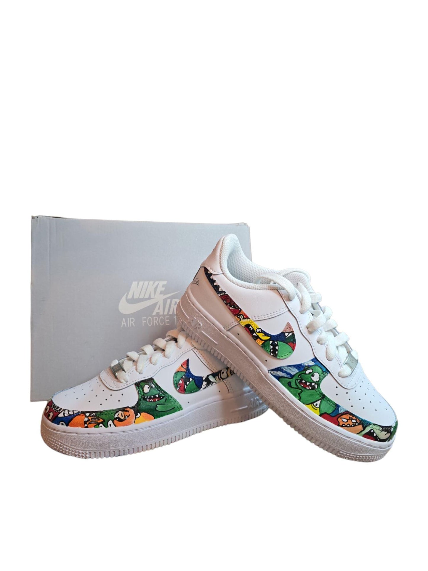 👟 Nike Air Force 1 Dipinte a Mano – Tema Mostriciattoli Colorati 🎨👾 Un’esplosione di colori, stile e originalità! Queste *Nike Air Force 1* sono *dipinte interamente a mano* con un disegno unico di *mostriciattoli cartoon*, perfette per chi ama distinguersi e portare ai piedi un’opera d’arte. Ogni dettaglio è curato con precisione artigianale. 🎨✨ 🧩 *Coordinabile su richiesta:* È possibile ordinare *un portafoglio , una borsa o un giacchetto perfettamente abbinato* con lo stesso stile e soggetto !
