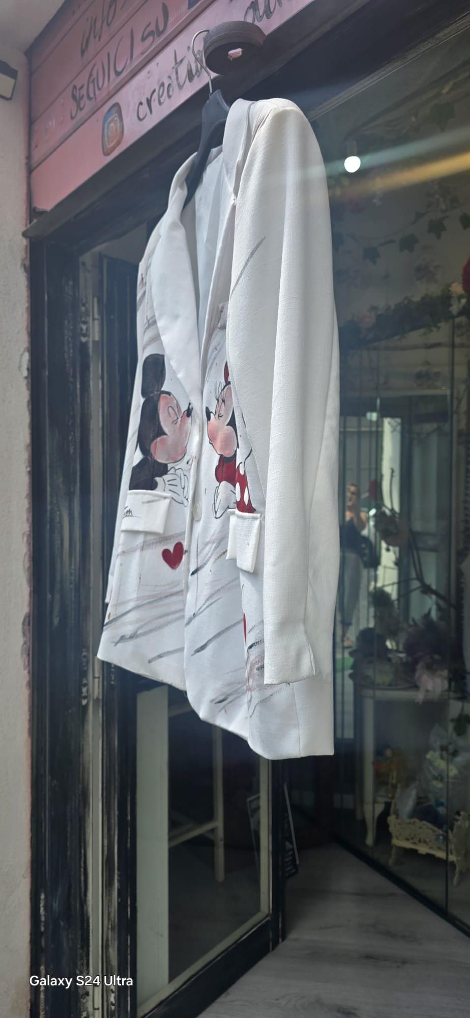 *Giacca Donna Dipinta a Mano – Minnie & Topolino* 🎨👩🎨 Giacca in taglia unica, perfetta per rendere il tuo outfit unico e originale! Dipinta interamente a mano con amore e cura nei dettagli, presenta come soggetto principale una dolcissima scena di *Minnie e Topolino*, simbolo intramontabile di amore e complicità. ❤️🐭🎀 🧥 *Taglia unica* (vestibilità comoda) 🎨 Ogni giacca è un pezzo unico: possono esserci piccole variazioni che rendono il tuo capo ancora più speciale! 📦 Disponibilità: - Pronta cons