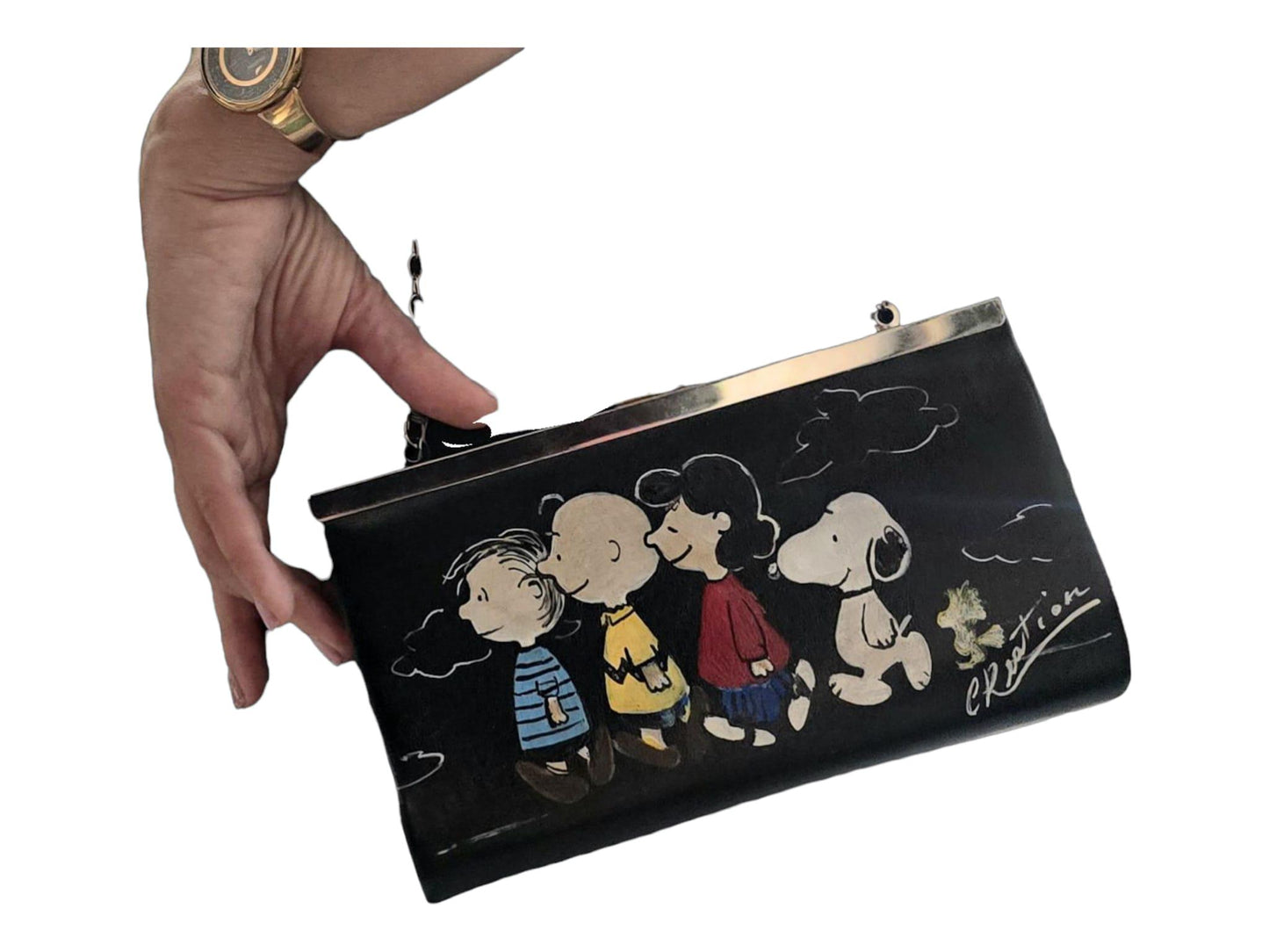 *Borsa Dipinta a Mano – Snoopy & Friends 🐾🎨* Colorata, divertente e dal tocco unico! Questa *borsa in ecopelle* è dipinta interamente a mano e ha come soggetto principale *Snoopy* insieme agli altri personaggi iconici del mondo dei Peanuts. Perfetta per chi ama lo stile originale e vuole portare sempre con sé un tocco di tenerezza e allegria! 👜 *Dettagli del prodotto:* - Materiale: Ecopelle