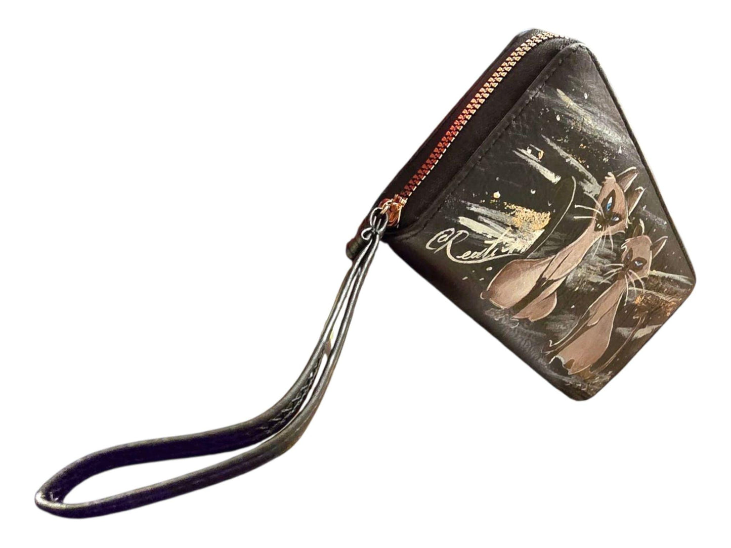 Portafoglio dipinto a mano – Gatti Siamesi dal cartone *Lilli e il Vagabondo* *Descrizione:* Portafoglio artigianale dipinto a mano con i celebri e simpatici gatti siamesi del classico Disney *Lilli e il Vagabondo*. Un pezzo unico, realizzato con cura e attenzione ai dettagli, ideale per chi ama distinguersi con accessori originali e personalizzati. Perfetto anche come idea regalo per gli amanti del mondo