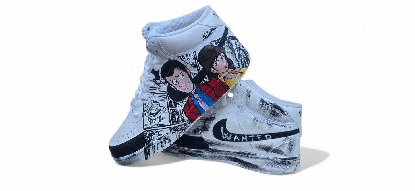 *🎨 Scarpe Nike Dipinte a Mano – Lupin III e Tutta la Gang!* Un capolavoro da indossare, pensato per veri fan e amanti dell’unicità! Queste *scarpe Nike originali dipinte a mano* celebrano il mondo affascinante di *Lupin III*, trasformandosi in un’opera d’arte artigianale e indossabile. Sulla scarpa spicca la scritta *“WANTED”*, come fosse un manifesto ricercato… e insieme a *Lupin*, troverai i volti inconfondibili di *Zenigata*, *Margot (Fujiko)*, *Jigen* e *Goemon*. Un omaggio completo a una delle saghe p