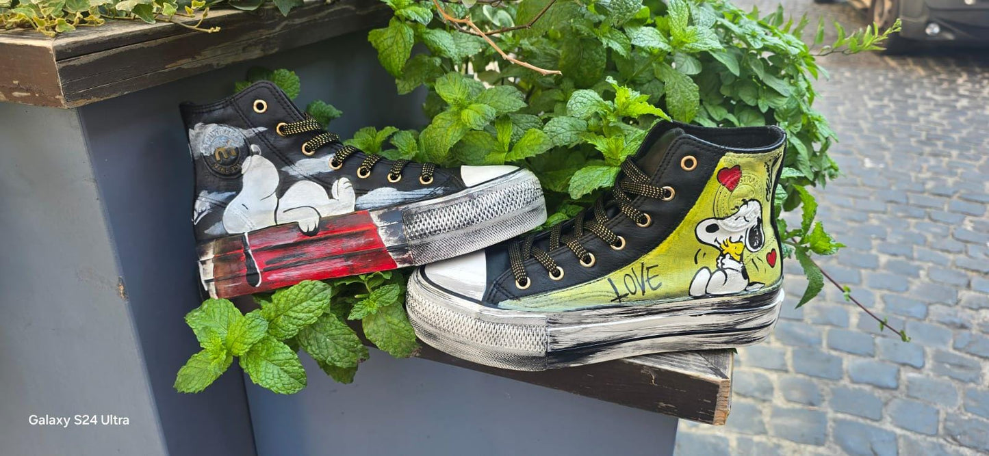 *Scarpe dipinte a mano - Tema Snoopy* Uniche, originali e realizzate interamente a mano! Queste scarpe personalizzate rendono omaggio al dolcissimo Snoopy, protagonista di tante avventure. Ogni dettaglio è dipinto con cura e precisione per portare sulla tua calzatura tutta la simpatia e la tenerezza del celebre cagnolino. 📦 Disponibilità: - Pronta consegna se disponibili in negozio - In caso di vendita in negozio, verrà realizzato un set simile su ordinazione: - Stesso soggetto principale - Possibili picco