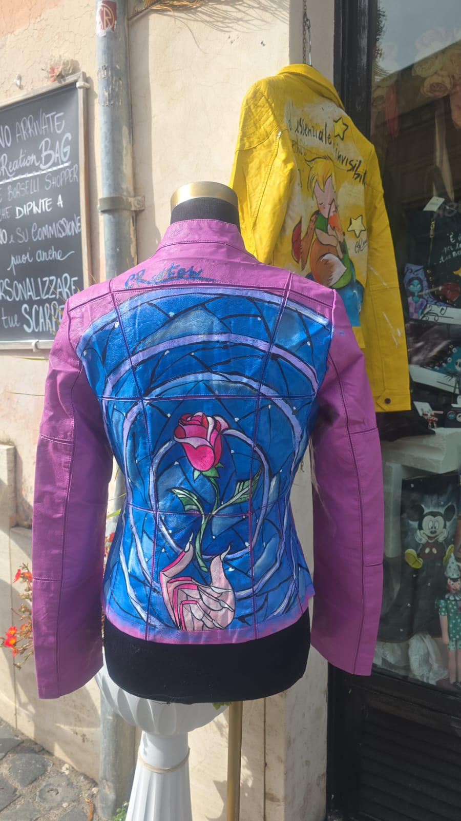 *✨ Giacca Dipinta a Mano – Rosa Incantata La Bella e la Bestia ✨* *Taglia disponibile: S donna* (contattami per altre taglie) Materiale: *Ecopelle/Pelle di alta qualità* Tecnica: *Colori acrilici professionali resistenti all’acqua e all’usura* Porta un tocco di magia nel tuo outfit con questa giacca artigianale ispirata a una delle storie più amate di sempre! 🌹✨ Il soggetto principale è *la Rosa Incantata della Bella e la Bestia*