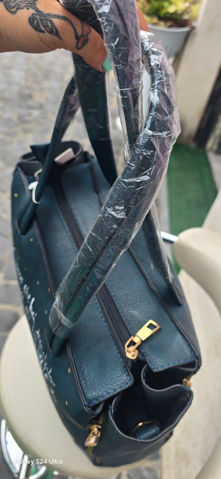 Borsa Grande in Ecopelle Dipinta a Mano – Ispirazione Il Piccolo Principe con Rosa Rosa e Frase Iconica ✨🌹 Descrizione : 🎨 Borsa artigianale grande in ecopelle/pelle, dipinta interamente a mano con amore e cura. Il soggetto principale è ispirato al poetico mondo de Il Piccolo Principe, rappresentato con una delicata rosa rosa 🌹 e una frase iconica che rende il pezzo ancora più speciale 💫. 👜 Capiente, comoda e originale