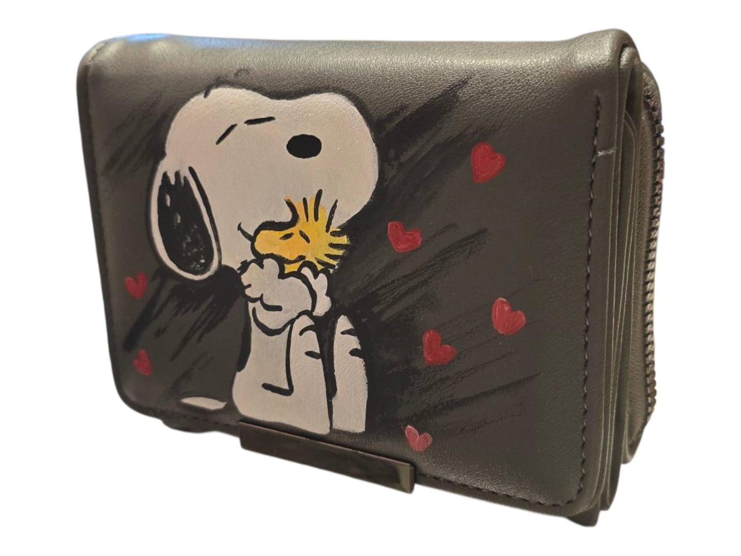 *Portafoglio Dipinto a Mano – Snoopy & Woodstock ❤️🎨* Un portafoglio dolcissimo e originale con protagonista *Snoopy*, il celebre cane dei Peanuts, insieme al suo inseparabile amico *Woodstock*, circondati da cuoricini rossi. Realizzato in ecopelle e *dipinto interamente a mano* con colori acrilici professionali, è perfetto per chi ama distinguersi con stile e tenerezza