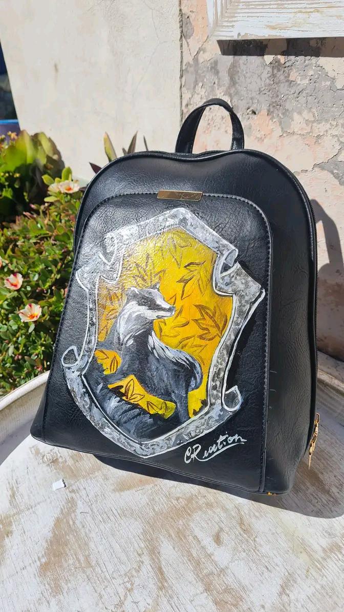 Zaino Dipinto a Mano - Tasso Rosso Hogwarts | Ispirato a Harry Potter ✨ Prodotto unico e fatto a mano! ✨ 🧩 *Coordinabile su richiesta:* È possibile ordinare *un portafoglio o un giacchetto perfettamente abbinato* con lo stesso stile e soggetto ! Se sei un vero fan del mondo magico di Harry Potter e appartieni fieramente alla casa Tassorosso, questo zaino è perfetto per te!