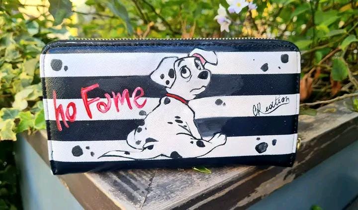 Portafoglio Dipinto a Mano cucciolo ✨ Un portafoglio unico per chi ama i cuccioli più dolci di sempre! ✨ 🧩 *Coordinabile su richiesta:* È possibile ordinare *una borsa o un giacchetto perfettamente abbinato* con lo stesso stile e soggetto ! 🖌 Dettagli del prodotto: ✔ Materiale: Ecopelle di alta qualità ✔ Tecnica: Dipinto a mano con colori acrilici resistenti ✔ Lavabile in lavatrice fino a 40°C ✔ Pezzo unico, realizzato su ordinazione (piccole variazioni possibili) ✔ Compatto e funzionale, perfetto per car