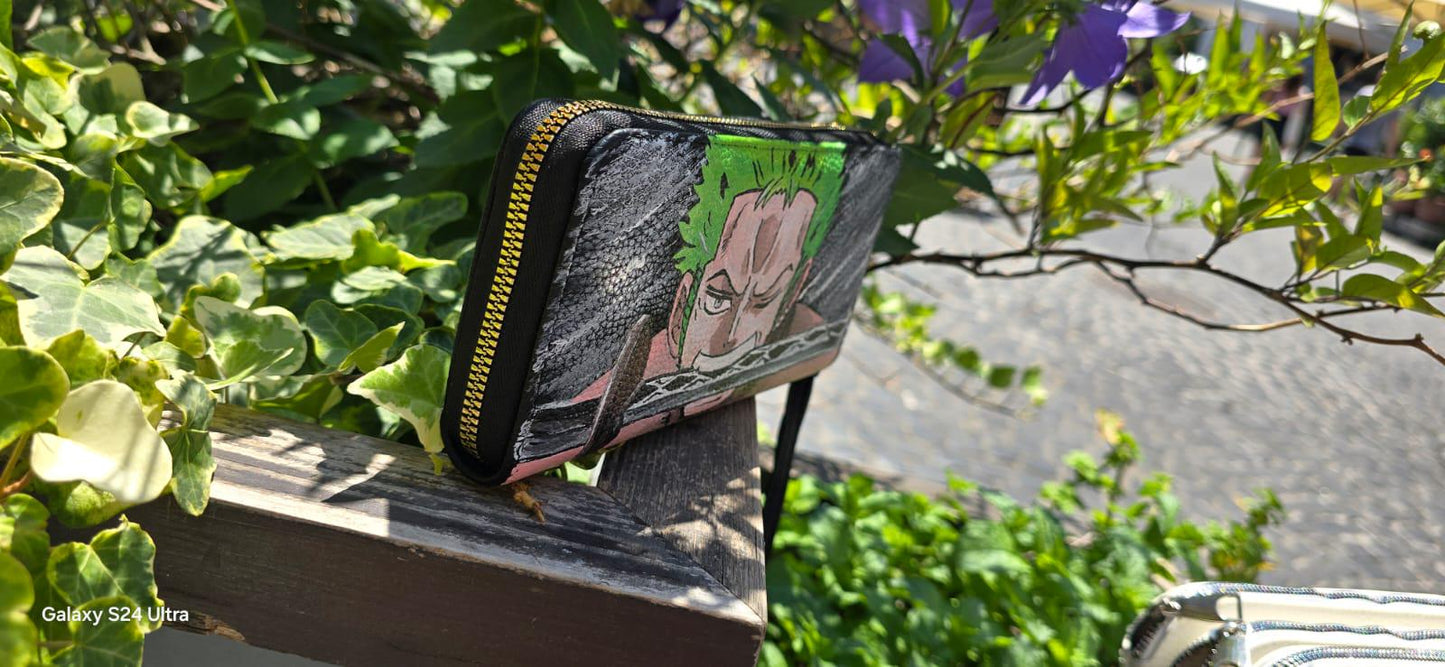 *Portafoglio Dipinto a Mano – Zoro (One Piece) 🏴☠️🎨* Porta con te lo stile dei pirati! Questo *portafoglio in ecopelle dipinto a mano* ha come soggetto principale *Zoro*, uno dei personaggi più amati del celebre anime *One Piece*. Realizzato con *colori acrilici professionali* e sigillato per garantire resistenza nel tempo, è perfetto per fan e collezionisti!