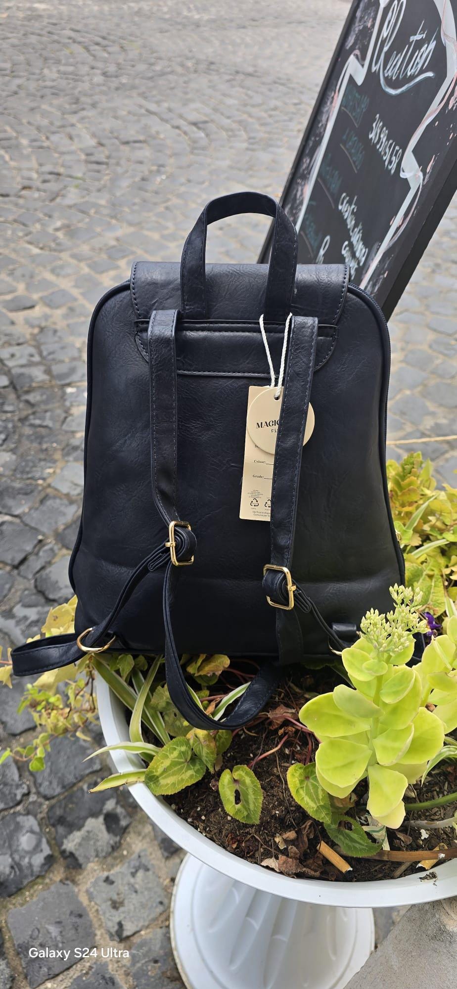 *Zaino nero dipinto a mano – Il Piccolo Principe | Citazione iconica ✨🌹* 🧩 *Coordinabile su richiesta:* È possibile ordinare *un portafoglio o un giacchetto perfettamente abbinato* con lo stesso stile e soggetto ! Zainetto in ecopelle nera con illustrazione realizzata a mano ispirata al celebre personaggio de *Il Piccolo Principe*, accanto alla sua rosa. Sul patta è riportata la frase più amata del libro