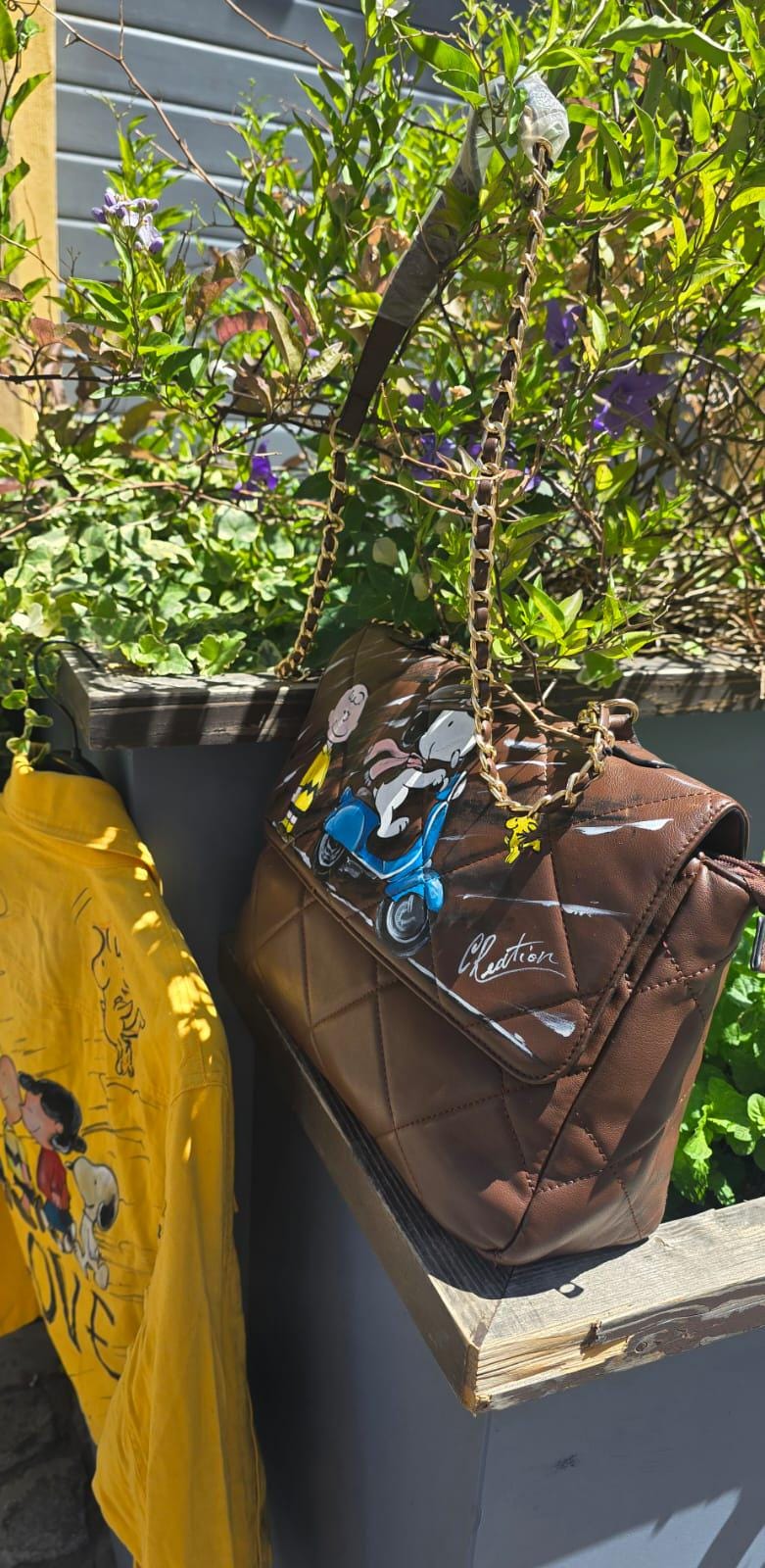 *Borsa Dipinta a Mano – Snoopy 🐶🎨* Una borsa unica che unisce arte, dolcezza e personalità! Realizzata in *ecopelle* e *dipinta interamente a mano* con colori acrilici di alta qualità, questa borsa ha come soggetto principale il tenerissimo *Snoopy*, personaggio amatissimo del mondo dei Peanuts. Perfetta per chi cerca uno stile originale e artigianale da portare sempre con sé!