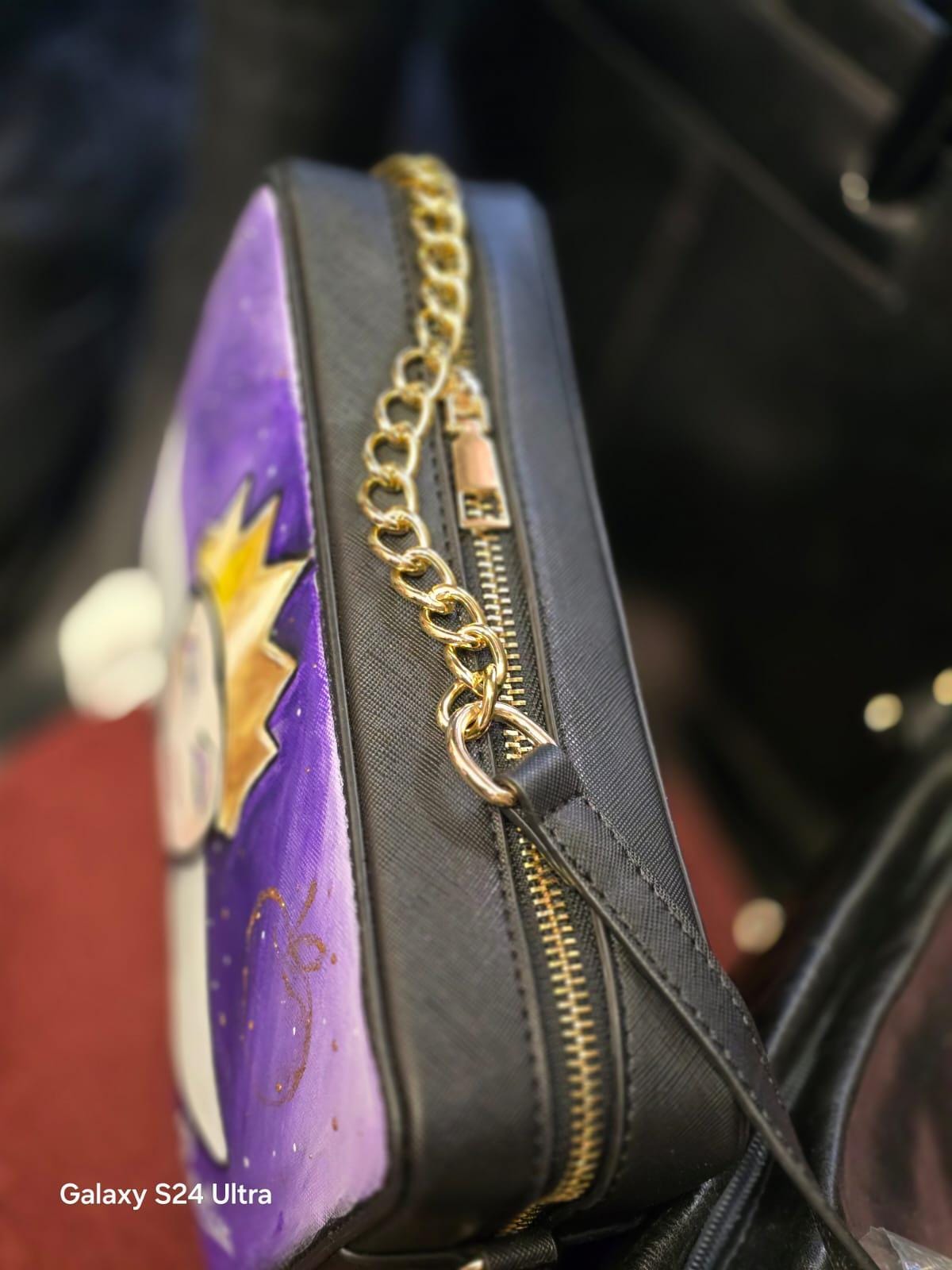 Borsa dipinta a mano ispirata alla Regina Grimilde Materiale: Ecopelle | Misure: 27 cm (lunghezza) x 8 cm (profondità) x 16 cm (altezza) 🧩 *Coordinabile su richiesta:* È possibile ordinare *un portafoglio o un giacchetto perfettamente abbinato* con lo stesso stile e soggetto