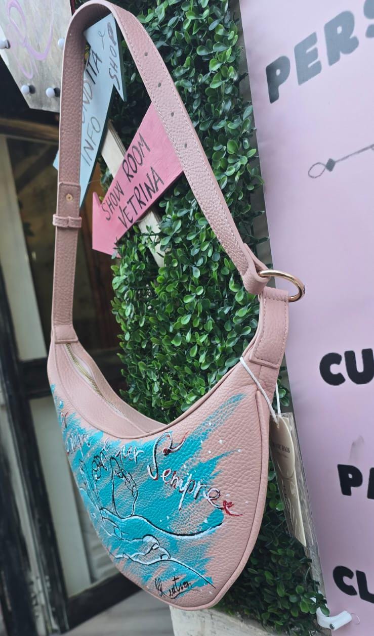 Borsa dipinta a mano – “Sempre e per sempre” 🎨 Borsa artigianale realizzata interamente a mano, con un toccante soggetto: due mani che reggono due piccoli piedini di un bambino, simbolo d’amore eterno e protezione. 👜 Il messaggio "Sempre e per sempre" rende questo accessorio un regalo speciale per mamme, neo-genitori o per celebrare un legame profondo. 📐 Misura: borsa capiente 🧵 Materiale: ecopelle/pelle 💡 Possibilità di richiedere la personalizzazione del soggetto o una frase diversa. 👟 Coordinabile