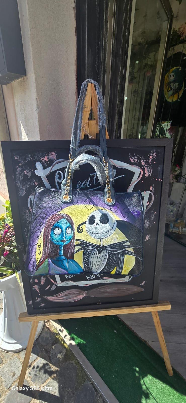 *Borsa Dipinta a Mano – Jack e Sally di Nightmare Before Christmas 🎃* 🧩 *Coordinabile su richiesta:* È possibile ordinare *un portafoglio o un giacchetto perfettamente abbinato* con lo stesso stile e soggetto ! Aggiungi un tocco di *magia gotica* e *romanticismo oscuro* al tuo look con questa *borsa dipinta a mano* che celebra i leggendari protagonisti di *Nightmare Before Christmas*: *Jack Skellington* e *Sally*! 🎨✨ Ogni borsa è realizzata con *colori acrilici di alta qualità* su *ecopelle resistente*,
