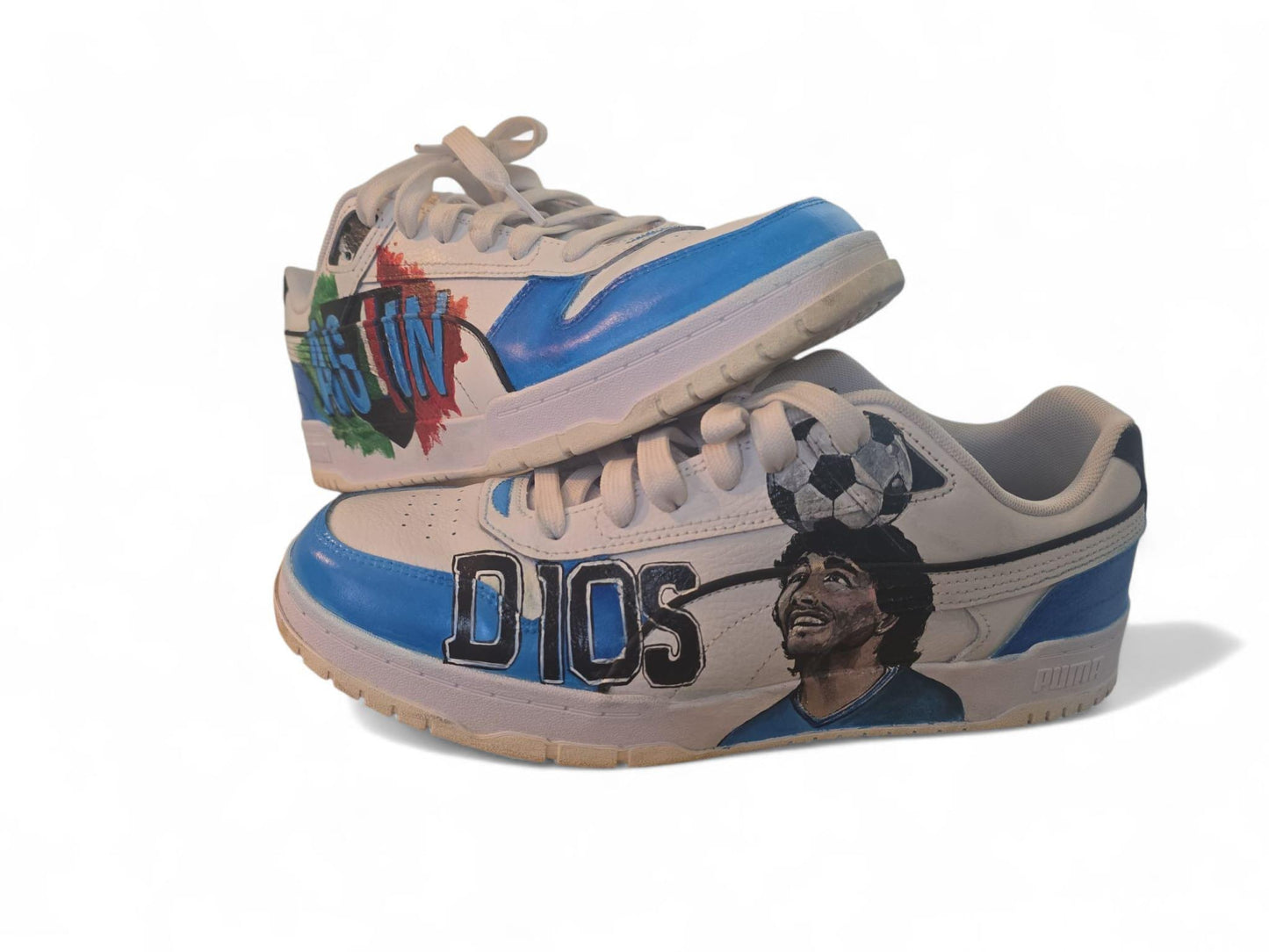 Scarpe Puma dipinte a mano – Maradona & Scudetto Napoli • Arte da indossare • Custom sneakers --- *Descrizione prodotto:* ⚽ *Scarpe Puma dipinte a mano – Diego Armando Maradona & Scudetto Napoli* Un omaggio unico e potente al Pibe de Oro e alla grandezza del Napoli. Un'opera d’arte da indossare, creata interamente a mano con *colori acrilici professionali*, resistenti a usura e intemperie. 👟 Ogni dettaglio è curato con passione: il ritratto di *Maradona*, i colori del *Napoli* e il simbolico *scude