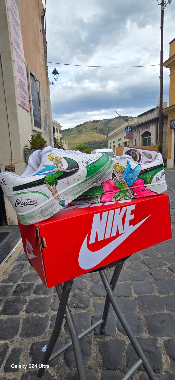 Scarpe Nike dipinte a mano – Trilly | Scarpe personalizzate uomo/donna disponibili in tutti i numeri *Descrizione:* ✨ Esprimi la tua magia con queste *scarpe Nike dipinte a mano* ispirate a *Trilly*, la fatina più amata! Ogni paio è un pezzo unico, realizzato con cura artigianale e colori acrilici di alta qualità resistenti all'acqua e all’usura. ✔ Disponibili su richiesta in *tutte le taglie Nike