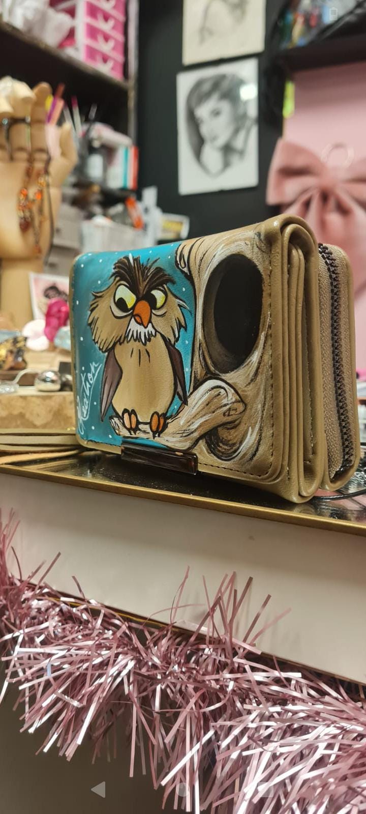 Portafoglio Dipinto a Mano - Accessorio Unico e Magico Materiali di alta qualità: il portafoglio è resistente e funzionale, perfetto per essere utilizzato tutti i giorni. La texture morbida e la finitura curata gli conferiscono un aspetto elegante e durevole nel tempo. Funzionale e pratico: Oltre ad essere un pezzo d’arte da collezione, questo portafoglio è anche estremamente pratico.