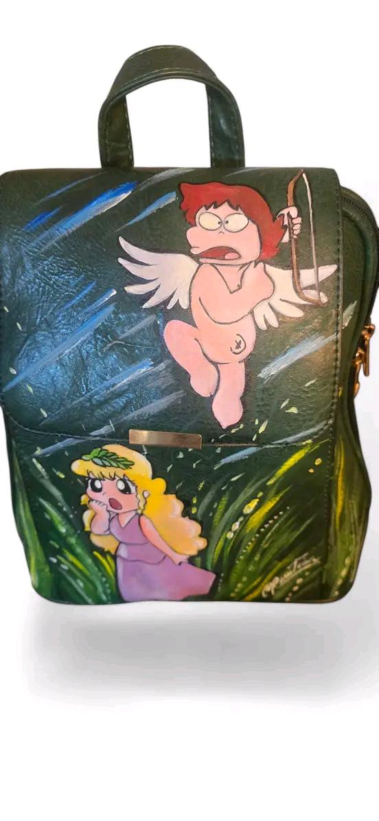 Borsa dipinta a mano – Personaggio Pollon | Cartone vintage anni ‘80 | Personalizzabile | Idea regalo originale 🎨 *Borsa artigianale dipinta a mano* con il soggetto iconico di *Pollon*, la simpatica dea pasticciona che ha fatto sognare intere generazioni! Un omaggio divertente e nostalgico agli amanti dei *cartoni vintage anni ‘80*.