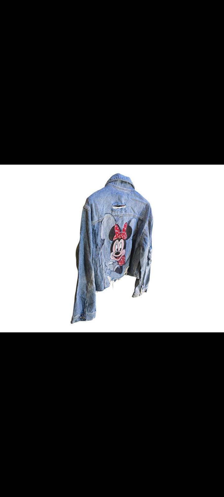 Giacca Donna Dipinta a Mano – Minnie 🎨🎀 🧩 *Coordinabile su richiesta:* È possibile ordinare *un portafoglio , una borsa o delle scarpe perfettamente abbinate* con lo stesso stile e soggetto ! Un tocco di dolcezza e stile senza tempo! Questa giacca in jeans da donna taglia L è dipinta interamente a mano con colori acrilici professionali, e ha come protagonista la storica e iconica Minnie, compagna inseparabile di Topolino e simbolo dell’infanzia di generazioni. Ogni dettaglio è curato con amore e precisio