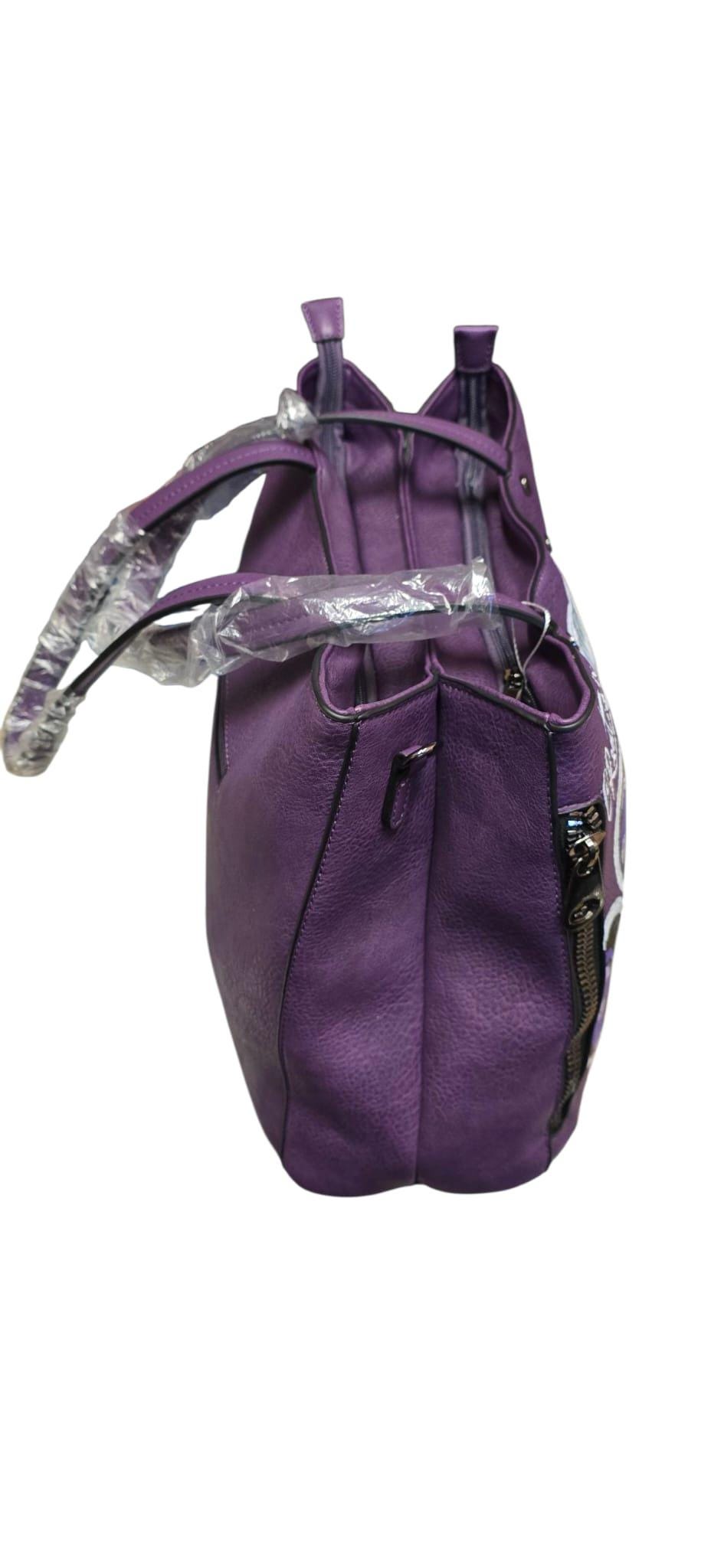 *Borsa Dipinta a Mano – Ursula (La Sirenetta) –Pelle Ecopelle – Personalizzabile* 🧜♀️ *Coordinabile su richiesta:* Posso realizzare un *portafoglio, giacchetto o altro accessorio abbinato* con lo stesso stile e soggetto! *Descrizione:* Questa borsa dipinta a mano rende omaggio a *Ursula*, l'iconica antagonista de *La Sirenetta*. Un accessorio grintoso, artistico e dal forte impatto visivo, perfetto per chi ama i personaggi audaci e vuole distinguersi con stile