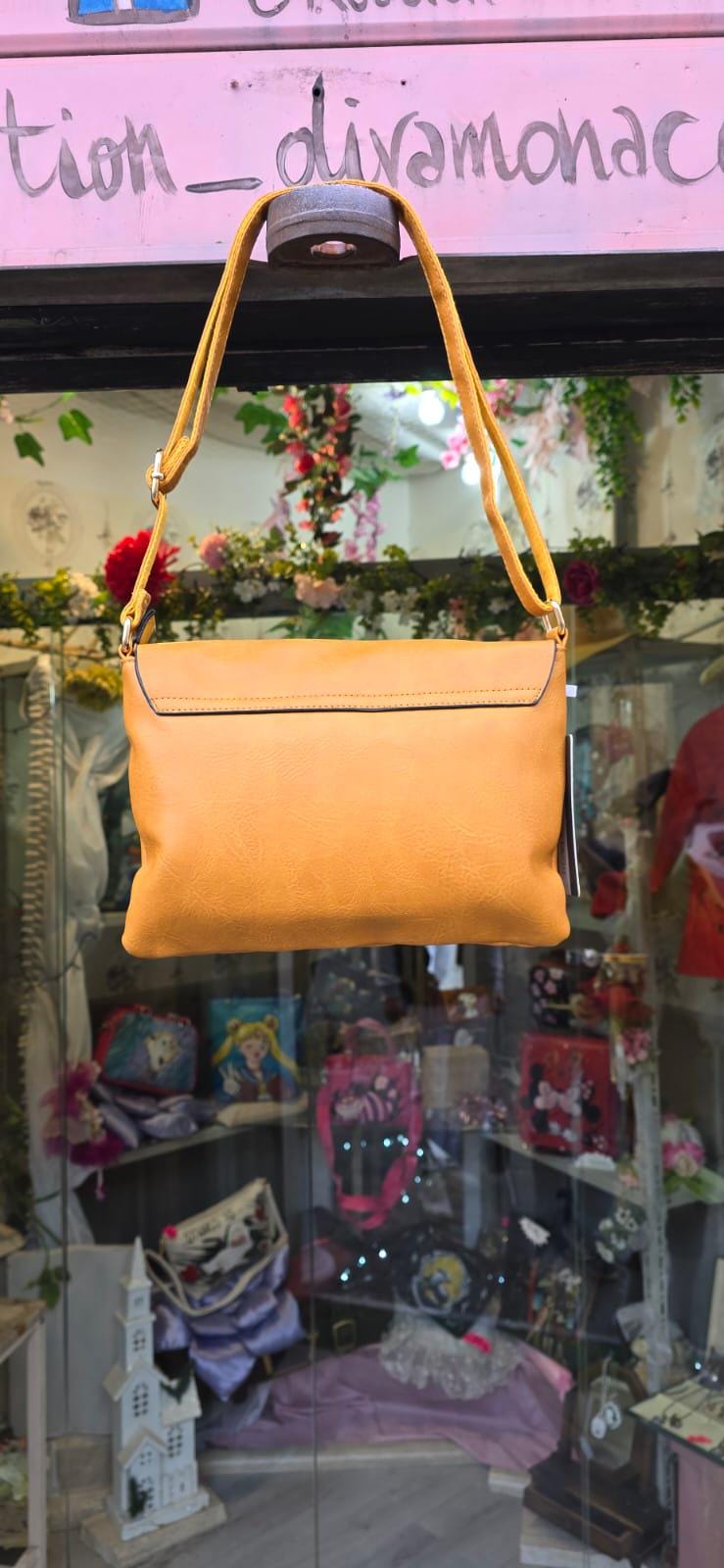 *Borsa Dipinta a Mano con Snoopy – “Love” e cuoricini – Ecopelle – Personalizzabile* 💌 *Coordinabile su richiesta:* È possibile ordinare *un portafoglio o un giacchetto abbinato* con lo stesso stile e soggetto! *Descrizione:* Questa borsa dipinta a mano celebra il dolcissimo *Snoopy*, accompagnato dalla scritta *“Love”* e tanti cuoricini ❤️🐾 Un accessorio tenero e colorato, pensato per chi vuole esprimere affetto, allegria e romanticismo con stile. • *Materiale:* Pelle/Ecopelle di alta qualità