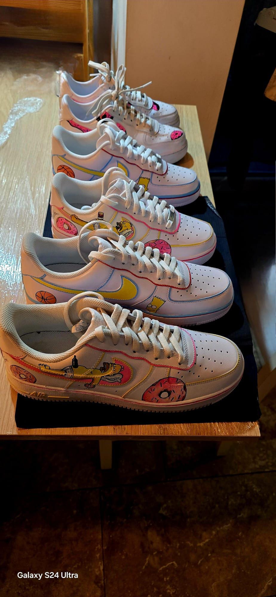 *Nike Air Force 1 Personalizzate – Tema The Simpsons 👟🎨* Per chi ama l’ironia, i colori e l’inconfondibile stile dei Simpson, queste *Nike Air Force 1 dipinte a mano* sono il pezzo perfetto! Personalizzate con i *personaggi iconici della serie* (Homer, Bart, Lisa, ecc.), ogni scarpa è un'opera artigianale realizzata con *colori acrilici di alta qualità* e sigillata per durare nel tempo.
