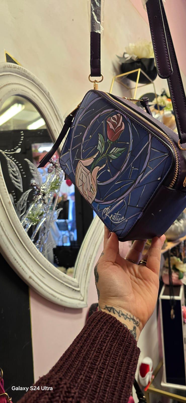 Borsa Dipinta a Mano - La Bella e la Bestia Porta con te la magia del celebre cartone La Bella e la Bestia con questa borsa dipinta a mano! Il design raffigura una mano che regge una rosa, simbolo iconico della storia senza tempo. 🧩 *Coordinabile su richiesta:* È possibile ordinare *un portafoglio o un giacchetto perfettamente abbinato* con lo stesso stile e soggetto ! La borsa che vedrai nelle foto è già stata venduta, ma verrà riprodotta identica nel soggetto principale.