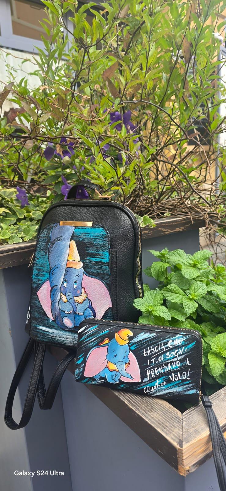 *Borsa Dipinta a Mano – Dumbo 🎨🐘* Un pezzo unico e tenerissimo ispirato al mondo Disney! Questa borsa in ecopelle è *dipinta a mano* con il soggetto principale *Dumbo*, il celebre elefantino volante amato da grandi e piccini. Ogni dettaglio è realizzato a mano con *colori acrilici professionali*, sigillati per garantire durata nel tempo e resistenza al lavaggio fino a 40°. 🖌️ *Dettagli del prodotto*: - Materiale: Ecopelle - Tecnica: Pittura acrilica a mano, con protezione finale - Lavabile in lavatrice (