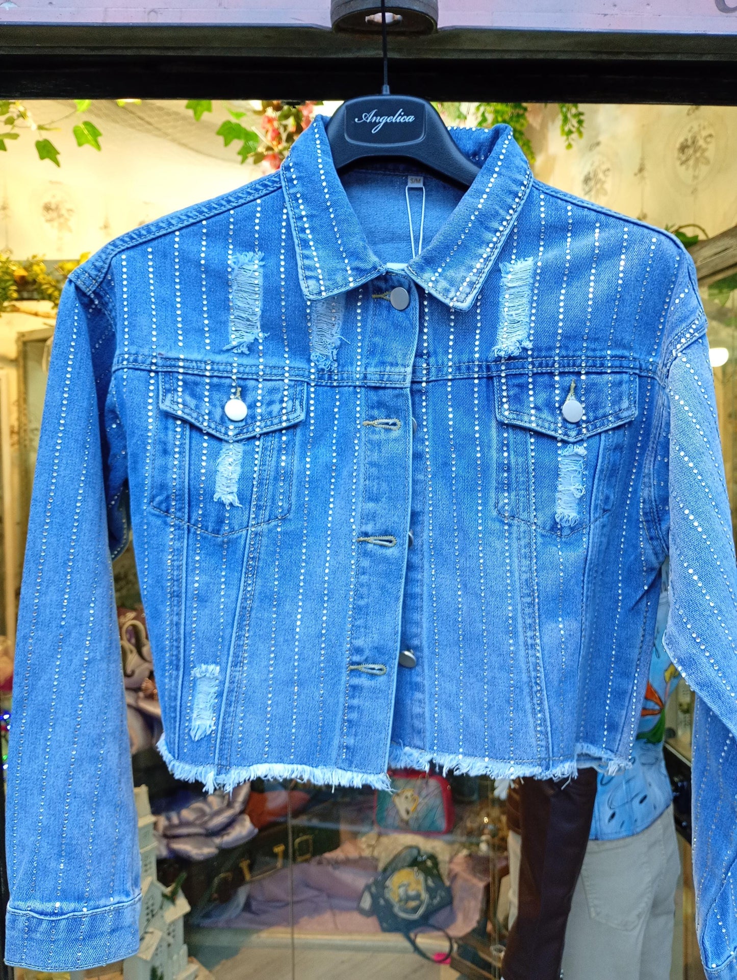 🖌 Descrizione prodotto:
Un tributo iconico all’eroina più amata degli anime: Sailor Moon! Questo giacchetto di jeans è un pezzo unico, dipinto interamente a mano per portare sempre con te un tocco magico, nostalgico e super originale.