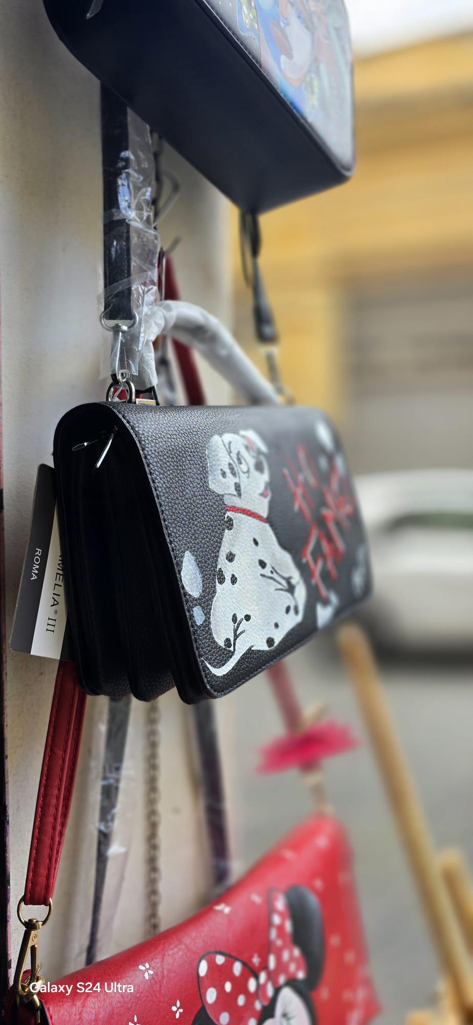 * borsa dipinta a mano – Cucciolo de "La Carica dei 101" 🐶 “Ho Fame!”* borsa con manico, decorata a mano con uno dei simpatici cuccioli de *"La Carica dei 101"*, iconico cartone animato Disney. La scritta “*HO FAME!*” aggiunge un tocco ironico e divertente, perfetta per chi ama distinguersi con stile. 🎨 *Dettagli:* - Realizzata in ecopelle - Chiusura a patta - Manico rigido rivestito 