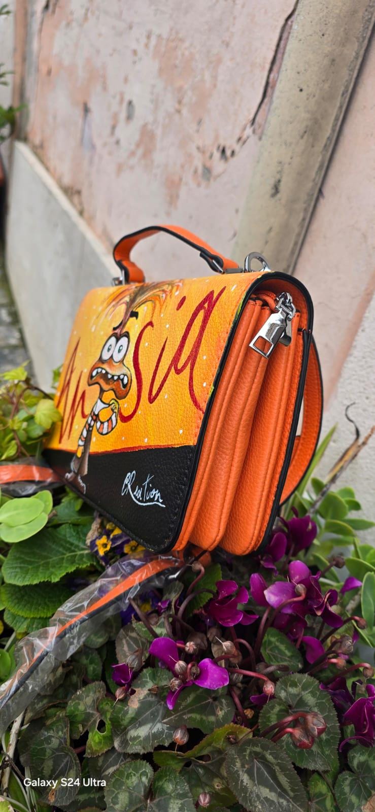  Il protagonista è Ansia, il personaggio iconico di Inside Out, perfettamente riprodotto per chi ama il mondo dell’animazione e gli accessori unici. 📌 Dettagli Prodotto: ✔ Pezzo unico: Il prodotto in foto è stato venduto, ma verrà realizzato con lo stesso design su una borsa molto simile ✔ Materiale: Ecopelle ✔ Tecnica: Pittura acrilica a mano ✔ Lavabile in lavatrice fino a 40° ✔ Tempi di realizzazione: Se non disponibile in pronta consegna, sarà realizzata in 2 giorni lavorativi ✔ Pezzo unico: Il prodotto