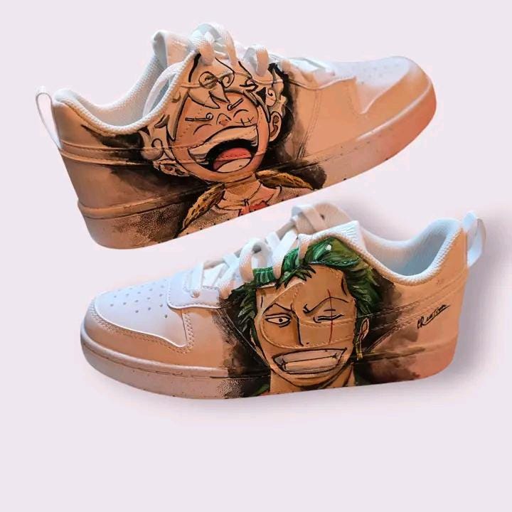Nike Air Force 1 Personalizzate – Tema One Piece 🎨🏴☠️ Per i veri fan di One Piece e per chi vuole distinguersi con stile, ecco le Nike Air Force 1 dipinte a mano con un’esclusiva personalizzazione ispirata al celebre anime! Ogni paio è decorato a mano con colori acrilici professionali e sigillato per garantire resistenza e durata nel tempo. Un prodotto unico, perfetto per chi ama la moda, l’arte e l’universo dei pirati! ⚓🔥 🧩 *Coordinabile su richiesta:* È possibile ordinare *un portafoglio , una borsa o