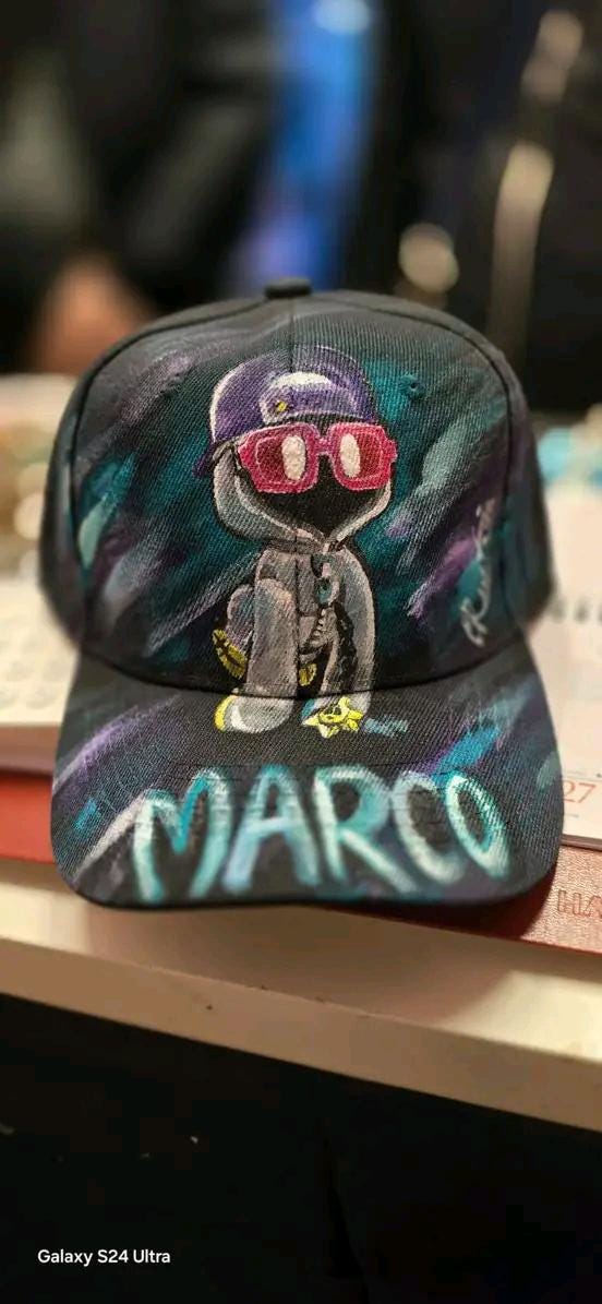 Cappello personalizzato dipinto a mano personaggio Bluestar, accessorio unico artigianale
