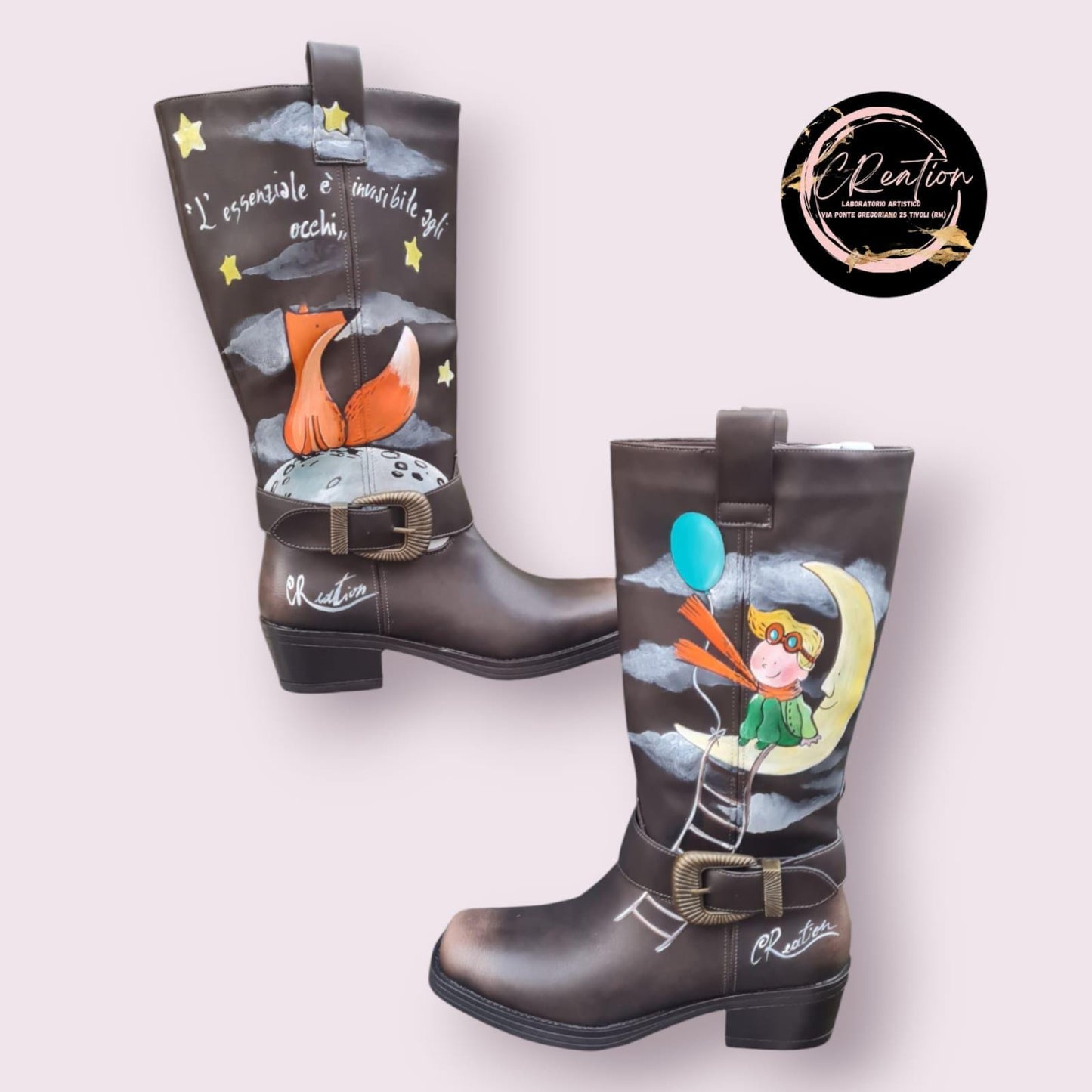 Stivali dipinti a mano - Il Piccolo Principe 🧩 *Coordinabile su richiesta:* È possibile ordinare *un portafoglio , una borsa o un giacchetto perfettamente abbinato* con lo stesso stile e soggetto ! Porta con te la magia del Piccolo Principe con questi stivali unici, dipinti a mano con cura e passione. Il design raffigura il piccolo principe seduto su una luna, mentre la sua fidata amica, la volpe, è disegnata su un pianeta lontano