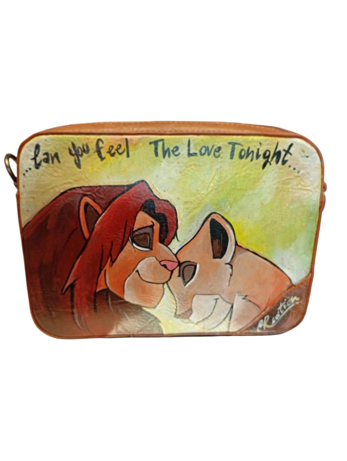 Borsa Artistica Dipinta a Mano – Il Re Leone &amp; Nala | Accessorio Unico e Personalizzato *Descrizione:* 👜 *Borsa esclusiva dipinta a mano* Soggetto principale: *Simba e Nala*, gli iconici protagonisti del Re Leone, simbolo di amore e libertà. Ogni pezzo è *realizzato artigianalmente* con cura e passione, utilizzando *colori acrilici professionali* resistenti nel tempo, su base in *pelle o ecopelle di alta qualità