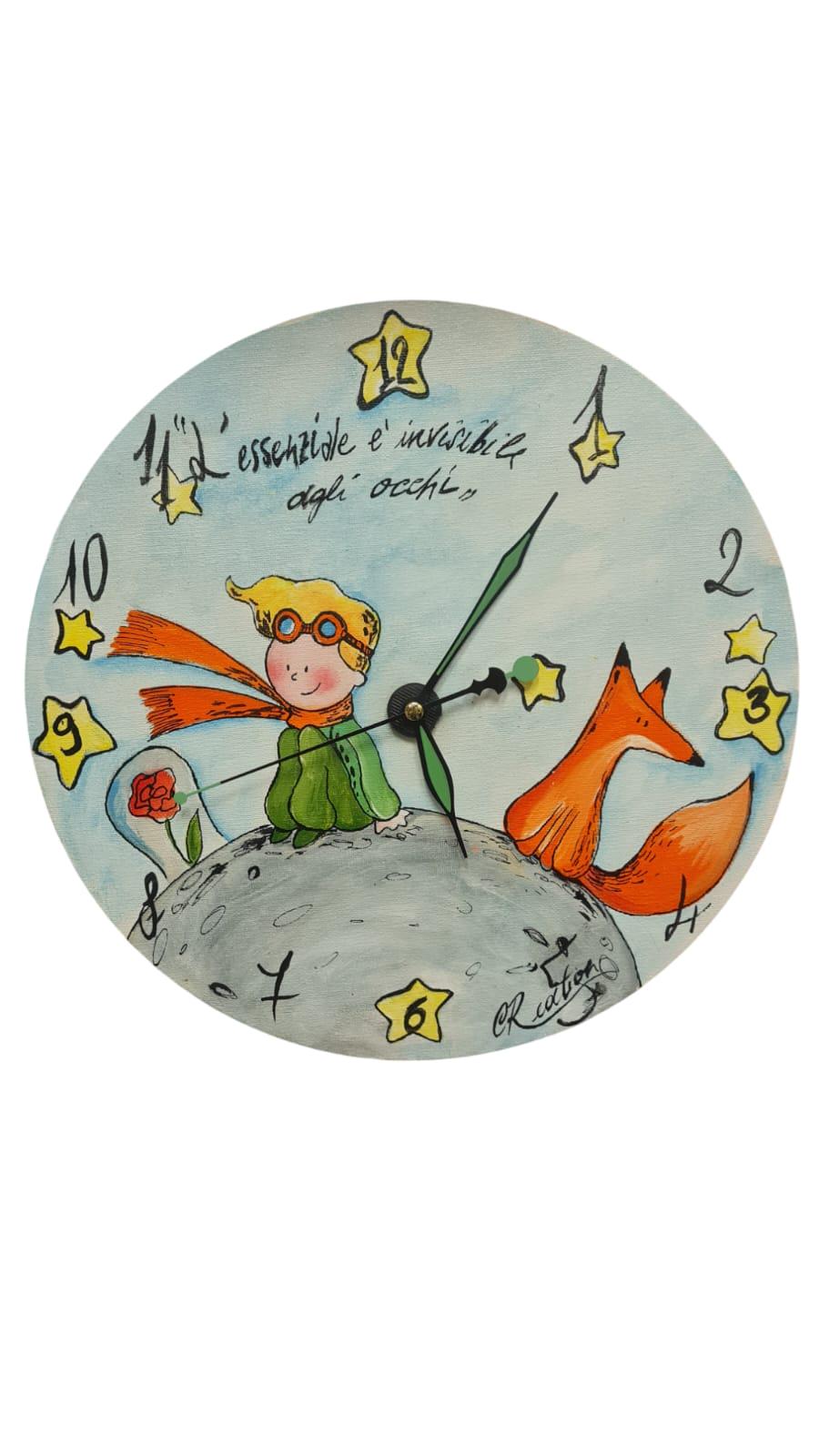 Orologio da Parete Dipinto a Mano - Il Piccolo Principe - Accessorio Unico e Magico per la Tua Casa Descrizione: Aggiungi un tocco di poesia e magia alla tua casa con questo orologio da parete dipinto a mano, ispirato al celebre Piccolo Principe. Ogni dettaglio di questo orologio è realizzato con cura per catturare l’essenza senza tempo di questa storia, trasformando un semplice oggetto quotidiano in una vera e propria opera d’arte.