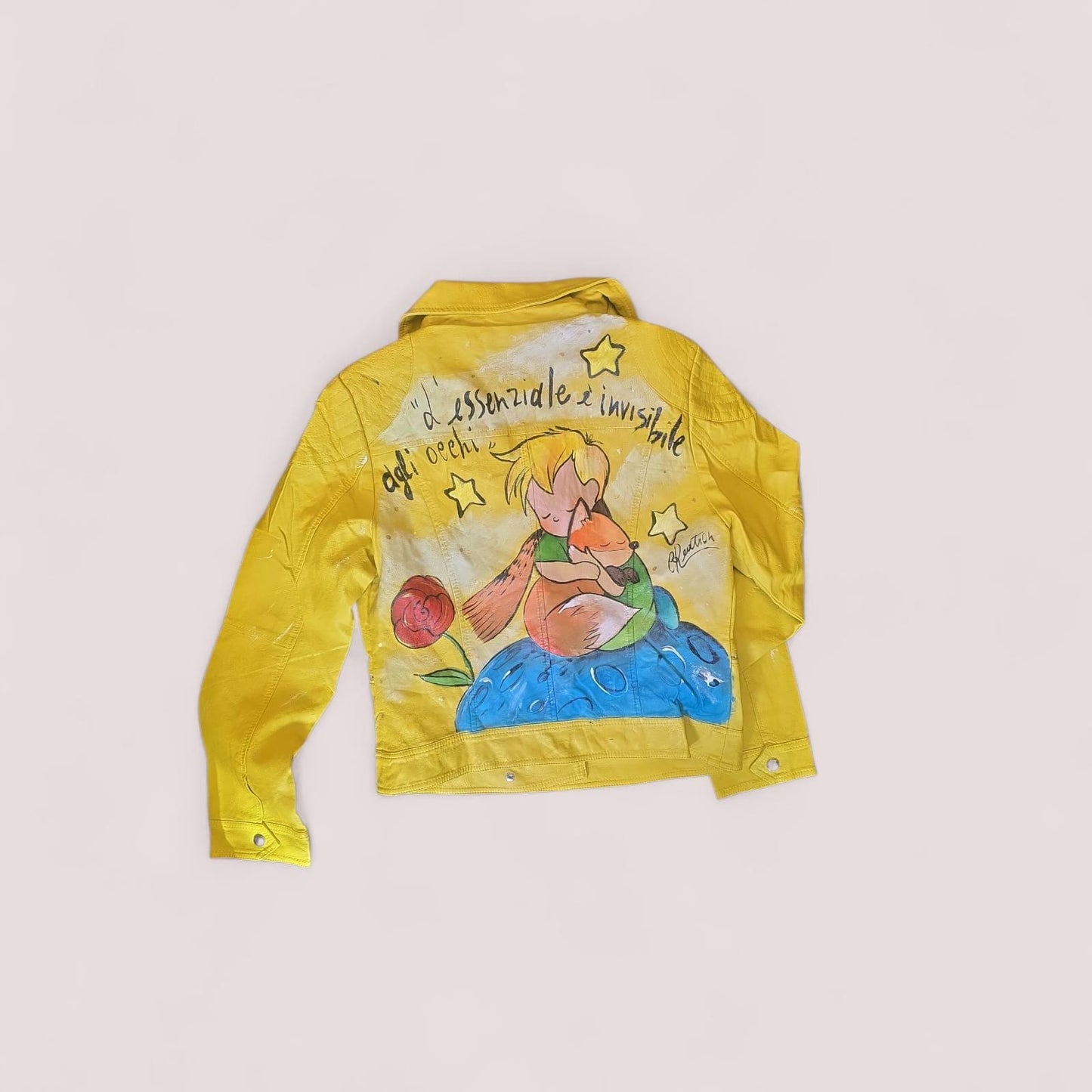 *✨ Giacchetto Dipinto a Mano – Il Piccolo Principe ✨* Taglia: *L* Materiale: *Ecopelle/Pelle di alta qualità* Tecnica: *Colori acrilici professionali resistenti a usura e intemperie* Porta con te la poesia e la magia del Piccolo Principe 👑🌹 con questo *giacchetto unico nel suo genere*, interamente *dipinto a mano* con cura artigianale. Il soggetto principale è *Il Piccolo Principe* accompagnato da una *frase iconica* tratta dal celebre racconto che ha toccato il cuore di generazioni. 🎨 Ogni pezzo è *unic