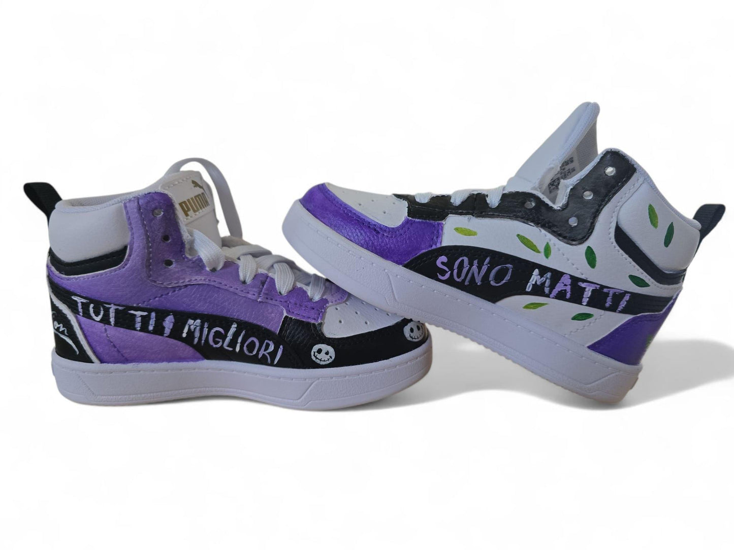 *Scarpe Puma bambino/bambina dipinte a mano 🎨* Un paio unico e originale: una scarpa con lo *Stregatto* e l’altra con *Jack di Nightmare Before Christmas*, realizzate a mano con *colori acrilici di alta qualità*, resistenti e durevoli. Ideale per piccoli fan dell’arte e dei cartoni, o come regalo speciale! La base è una *scarpa Puma*, ma su richiesta si può realizzare il disegno anche su altri modelli o numeri. 