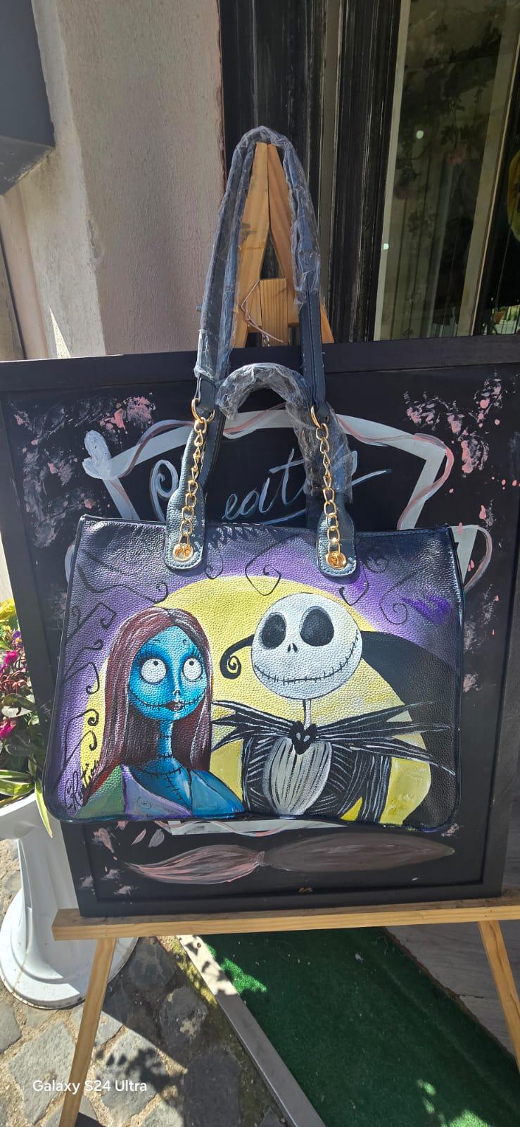*Borsa Dipinta a Mano – Jack e Sally di Nightmare Before Christmas 🎃* 🧩 *Coordinabile su richiesta:* È possibile ordinare *un portafoglio o un giacchetto perfettamente abbinato* con lo stesso stile e soggetto ! Aggiungi un tocco di *magia gotica* e *romanticismo oscuro* al tuo look con questa *borsa dipinta a mano* che celebra i leggendari protagonisti di *Nightmare Before Christmas*: *Jack Skellington* e *Sally*! 🎨✨ Ogni borsa è realizzata con *colori acrilici di alta qualità* su *ecopelle resistente*, 