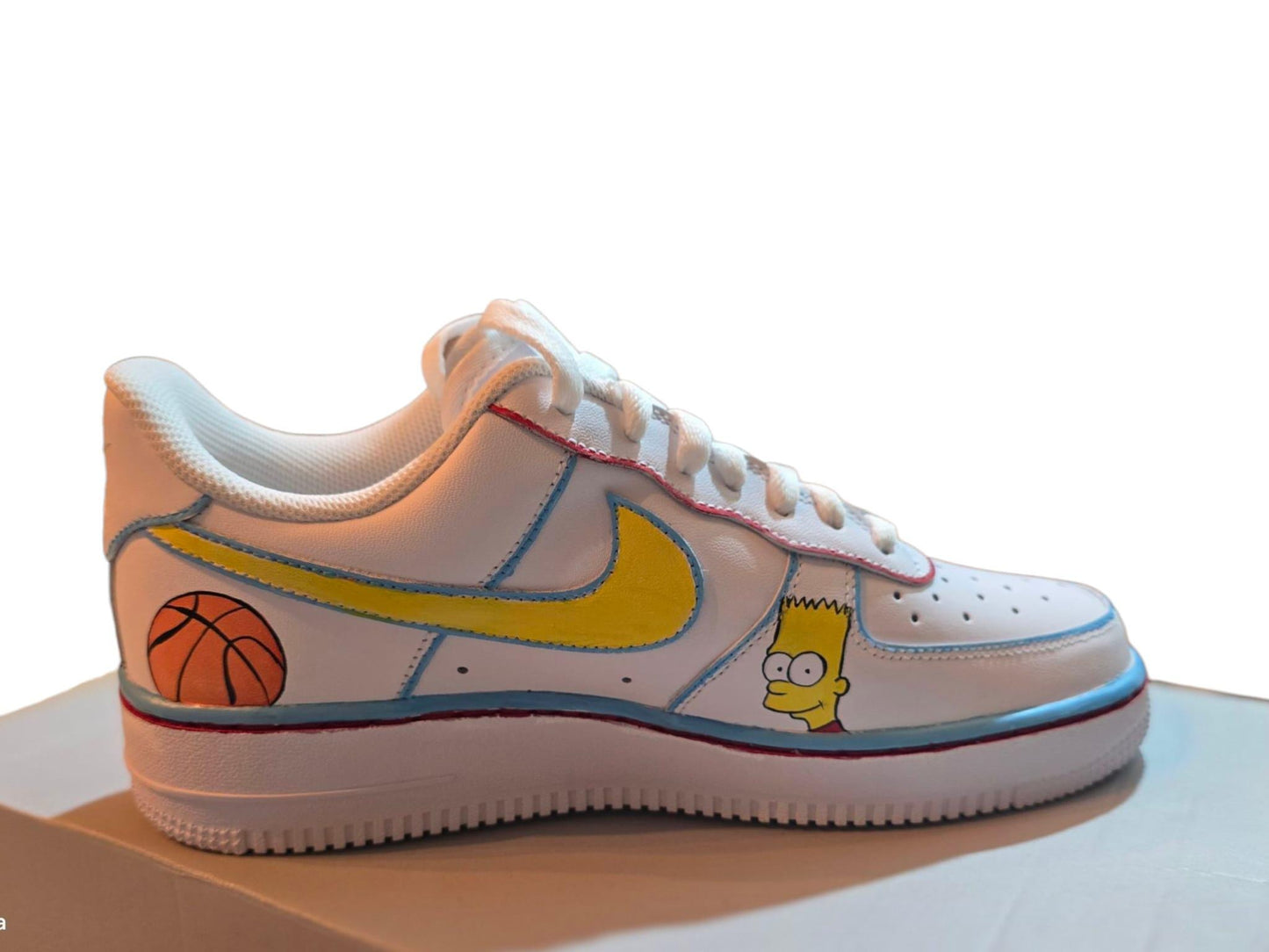 *Nike Air Force 1 Personalizzate – Tema The Simpsons 👟🎨* Per chi ama l’ironia, i colori e l’inconfondibile stile dei Simpson, queste *Nike Air Force 1 dipinte a mano* sono il pezzo perfetto! Personalizzate con i *personaggi iconici della serie* (Homer, Bart, Lisa, ecc.), ogni scarpa è un'opera artigianale realizzata con *colori acrilici di alta qualità* e sigillata per durare nel tempo.