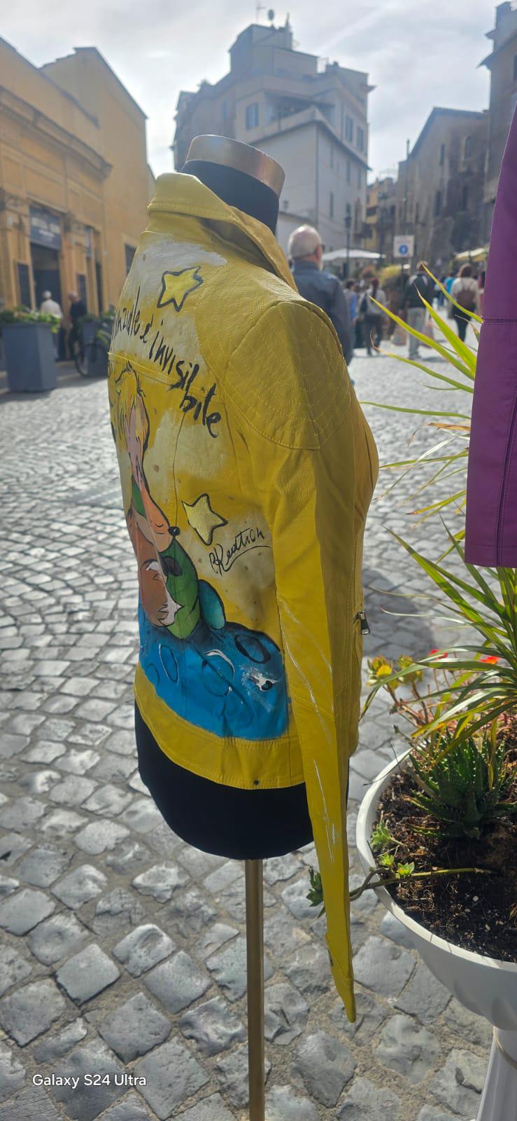 *✨ Giacchetto Dipinto a Mano – Il Piccolo Principe ✨* Taglia: *L* Materiale: *Ecopelle/Pelle di alta qualità* Tecnica: *Colori acrilici professionali resistenti a usura e intemperie* Porta con te la poesia e la magia del Piccolo Principe 👑🌹 con questo *giacchetto unico nel suo genere*, interamente *dipinto a mano* con cura artigianale. Il soggetto principale è *Il Piccolo Principe* accompagnato da una *frase iconica* tratta dal celebre racconto che ha toccato il cuore di generazioni. 🎨 Ogni pezzo è *unic