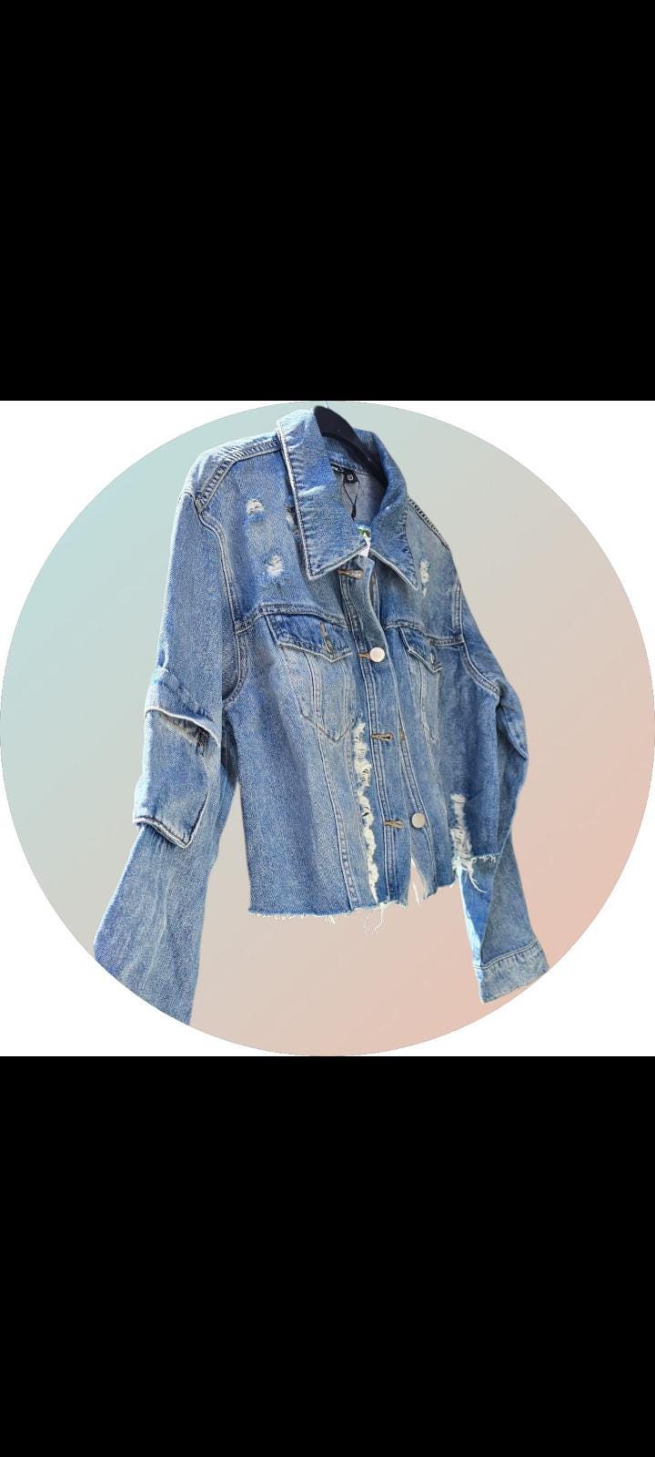 Giacca Donna Dipinta a Mano – Minnie 🎨🎀 🧩 *Coordinabile su richiesta:* È possibile ordinare *un portafoglio , una borsa o delle scarpe perfettamente abbinate* con lo stesso stile e soggetto ! Un tocco di dolcezza e stile senza tempo! Questa giacca in jeans da donna taglia L è dipinta interamente a mano con colori acrilici professionali, e ha come protagonista la storica e iconica Minnie, compagna inseparabile di Topolino e simbolo dell’infanzia di generazioni. Ogni dettaglio è curato con amore e precisio