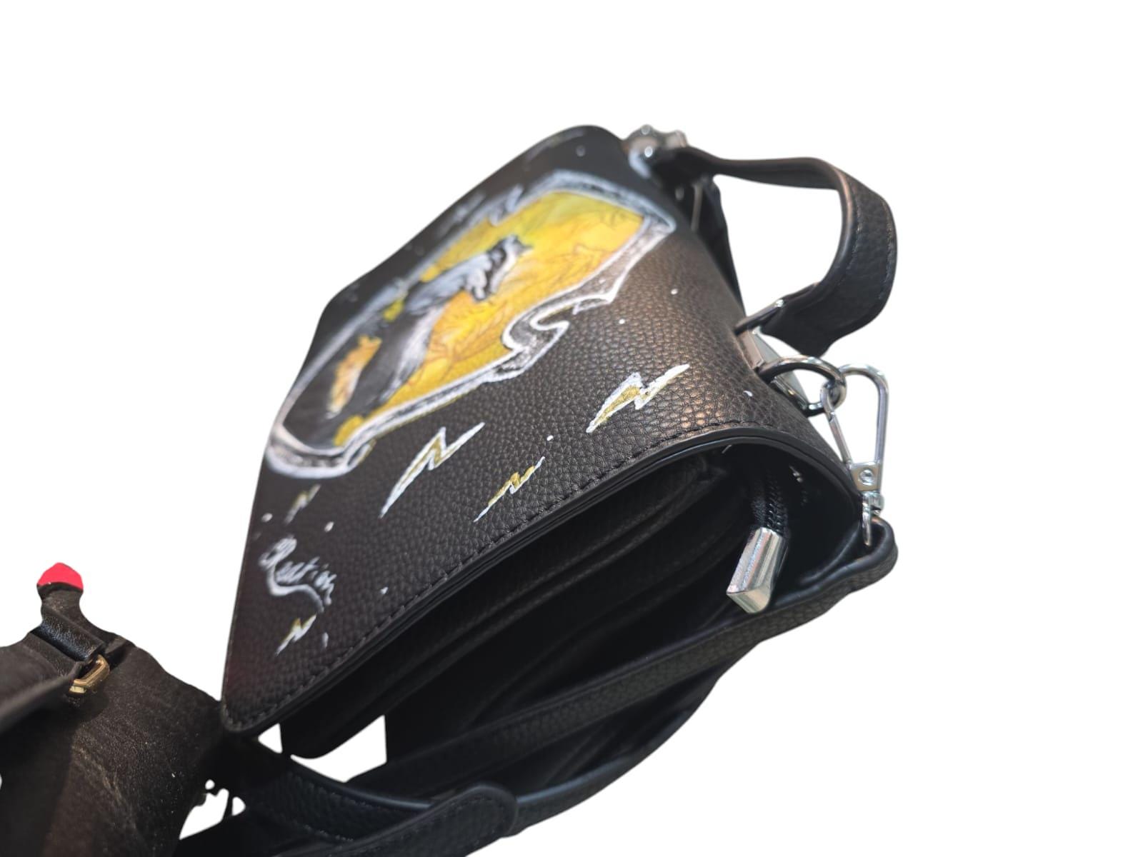 *Borsa Dipinta a Mano – Tassorosso di Harry Potter (Hogwarts) ✨🦡* Questa *borsa artigianale* è un omaggio alla *casa Tassorosso* di *Hogwarts*, simbolo di *lealtà*, *amicizia* e *lavoro di squadra*! 🧙♂️ Dipinta a mano con l’immagine del *Tassorosso*, una delle case più apprezzate e affettuose della scuola di magia, questa borsa è perfetta per tutti i fan di *Harry Potter* che credono nei valori di amicizia e lealtà. Realizzata in *ecopelle* di alta qualità e dipinta con *colori acrilici* resistenti, quest