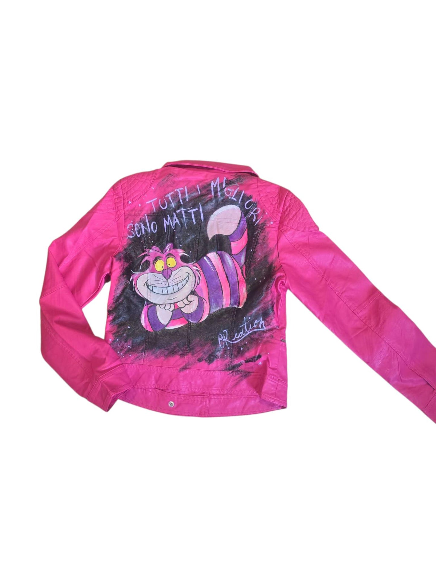 *🎨 Giacca in pelle dipinta a mano con soggetto principale ispirato al famoso Stregatto e la frase: *"Tutti i migliori sono matti"* 🐱✨ Un capo unico, originale e realizzato artigianalmente per chi ama distinguersi! 🧵 *Personalizzabile*: puoi richiedere variazioni del personaggio, della frase o anche del tipo di tessuto (ad esempio ecopelle, jeans o altro materiale a scelta). 