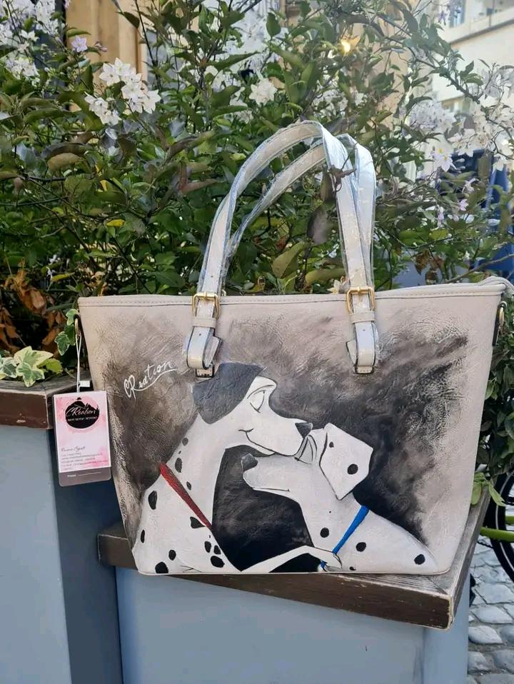 Borsa Dipinta a Mano - Pongo &amp; Misses (La Carica dei 101) | Accessorio Unico per Amanti Disney ✨ Un pezzo unico per chi ama le storie di amicizia e amore Disney! ✨ 🧩 *Coordinabile su richiesta:* È possibile ordinare *un portafoglio o un giacchetto perfettamente abbinato* con lo stesso stile e soggetto ! Questa borsa di grandi dimensioni, spaziosa e comoda, è dipinta a mano con colori acrilici resistenti e raffigura Pongo e Misses, i due iconici dalmata protagonisti de La Carica dei 101! Un accessorio p
