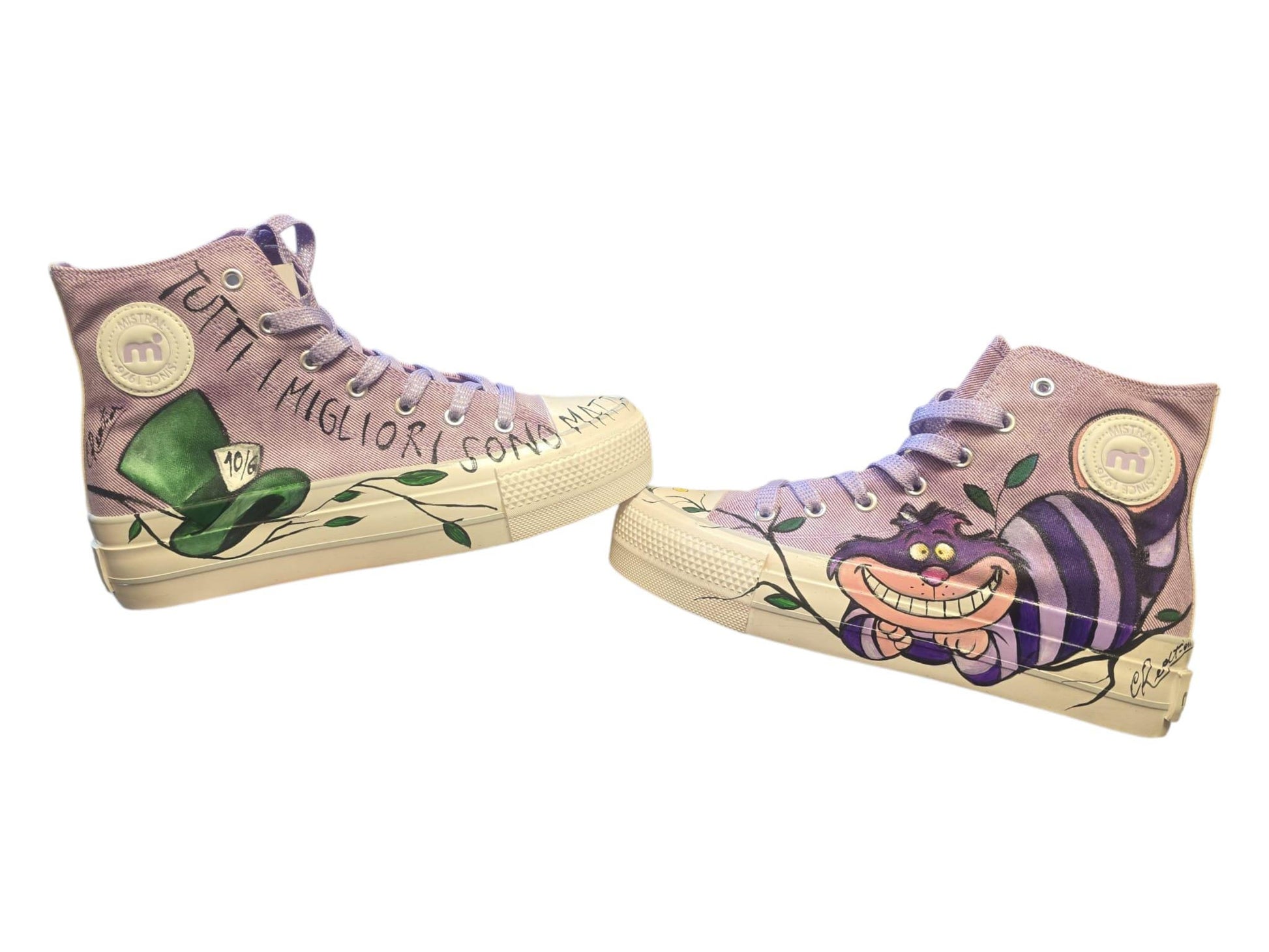 *Scarpe dipinte a mano – Soggetto principale: Stregatto 🐱🎨* Un paio di scarpe uniche e originali, interamente dipinte a mano con il celebre sorriso del "gatto più matto di sempre"! *Modello in foto:* Mistral – Numero 39 disponibile in pronta consegna. 👟 *Vuoi un’altra marca o un numero diverso?* Nessun problema! Su richiesta è possibile scegliere un altro tipo di scarpa: il prezzo verrà aggiornato in base al modello scelto. Essendo un prodotto artigianale, ogni scarpa è un pezzo unico. Potrebbero esserci