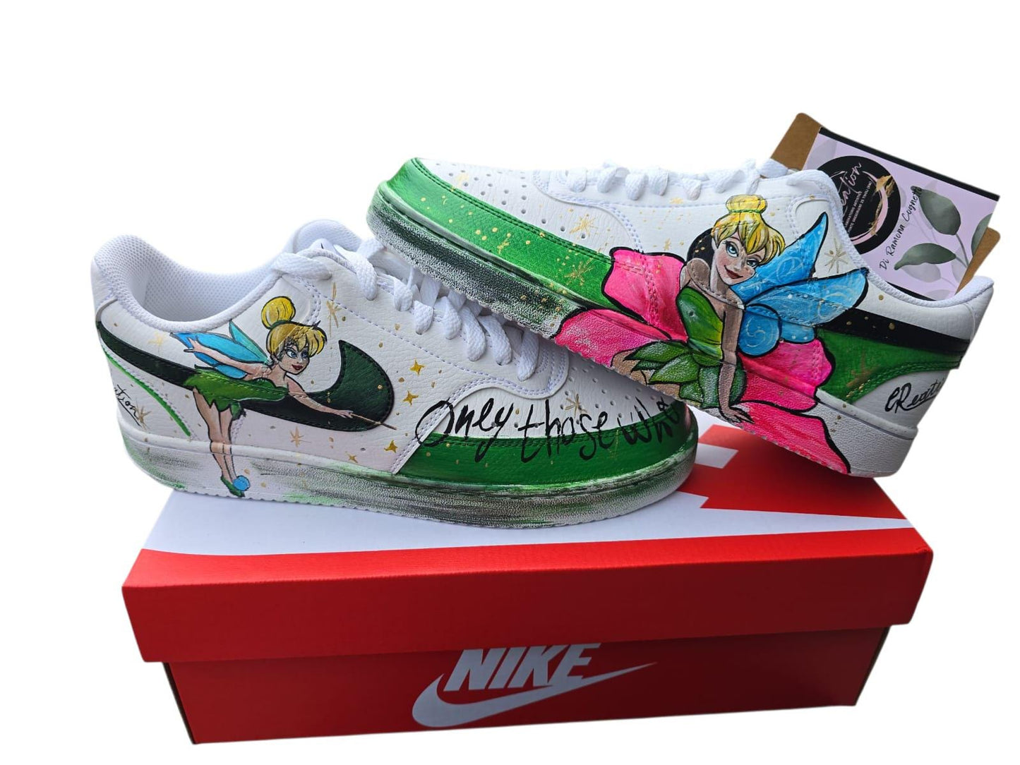 Scarpe Nike dipinte a mano – Trilly | Scarpe personalizzate uomo/donna disponibili in tutti i numeri *Descrizione:* ✨ Esprimi la tua magia con queste *scarpe Nike dipinte a mano* ispirate a *Trilly*, la fatina più amata! Ogni paio è un pezzo unico, realizzato con cura artigianale e colori acrilici di alta qualità resistenti all'acqua e all’usura. ✔ Disponibili su richiesta in *tutte le taglie Nike