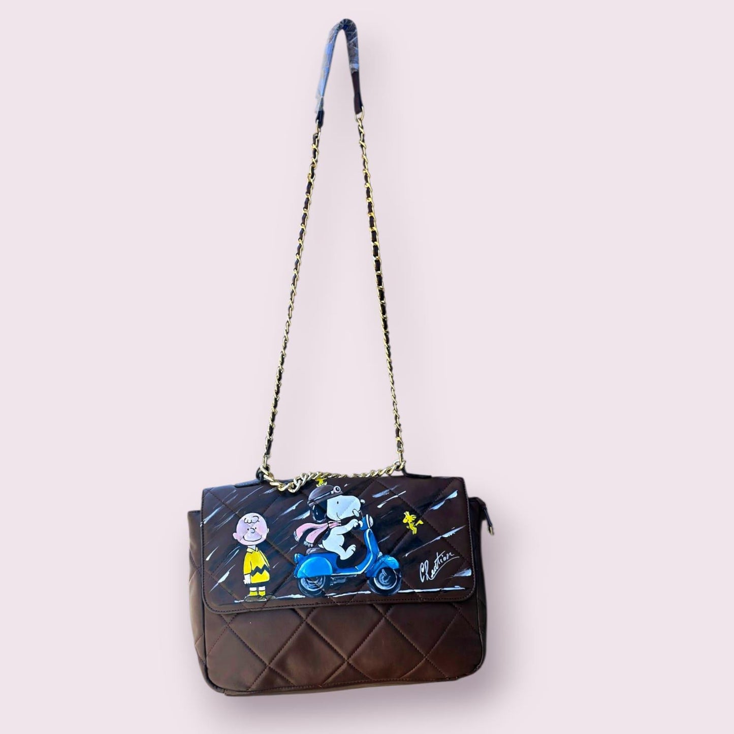 *Borsa Dipinta a Mano – Snoopy 🐶🎨* Una borsa unica che unisce arte, dolcezza e personalità! Realizzata in *ecopelle* e *dipinta interamente a mano* con colori acrilici di alta qualità, questa borsa ha come soggetto principale il tenerissimo *Snoopy*, personaggio amatissimo del mondo dei Peanuts. Perfetta per chi cerca uno stile originale e artigianale da portare sempre con sé!