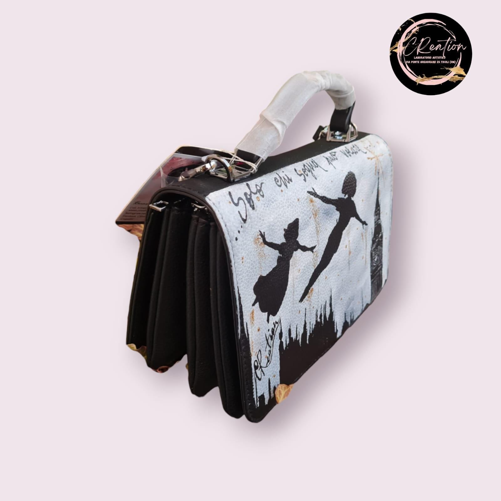 Lasciati trasportare nel mondo magico di Neverland con questa borsa dipinta a mano, raffigurante Peter Pan che vola! Con la frase ispiratrice "Solo chi sogna può volare", questa borsa è un invito a credere nei propri sogni e ad affrontare ogni giorno con un pizzico di magia. Un accessorio unico, perfetto per chi cerca un mix di arte, fantasia e funzionalità. 🧩 *Coordinabile su richiesta:* È possibile ordinare *un portafoglio o un giacchetto perfettamente abbinato* con lo stesso stile e soggetto ! Caratteri