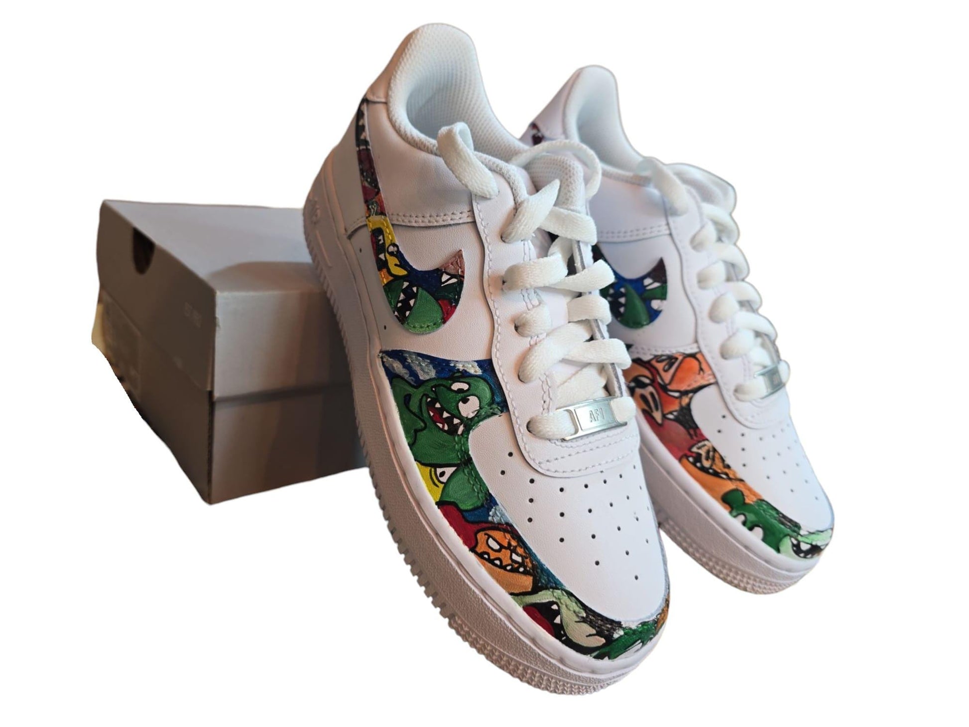 👟 Nike Air Force 1 Dipinte a Mano – Tema Mostriciattoli Colorati 🎨👾 Un’esplosione di colori, stile e originalità! Queste *Nike Air Force 1* sono *dipinte interamente a mano* con un disegno unico di *mostriciattoli cartoon*, perfette per chi ama distinguersi e portare ai piedi un’opera d’arte. Ogni dettaglio è curato con precisione artigianale. 🎨✨ 🧩 *Coordinabile su richiesta:* È possibile ordinare *un portafoglio , una borsa o un giacchetto perfettamente abbinato* con lo stesso stile e soggetto ! 