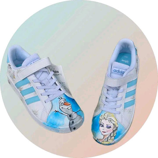 ❄️ Scarpe Adidas Dipinte a Mano – Tema Frozen 👟🎨 Porta la magia di Arendelle ai tuoi piedi con queste scarpe Adidas personalizzate a mano ispirate a Frozen, il celebre cartone Disney! Un paio unico ed esclusivo, realizzato con passione e materiali di alta qualità, ideale per chi ama Elsa, Anna e l’incanto dell’inverno! 💙✨ 🧩 *Coordinabile su richiesta:* È possibile ordinare *un portafoglio , una borsa o un giacchetto perfettamente abbinato* con lo stesso stile e soggetto ! 🖌️ Dettagli del prodotto: - Sc